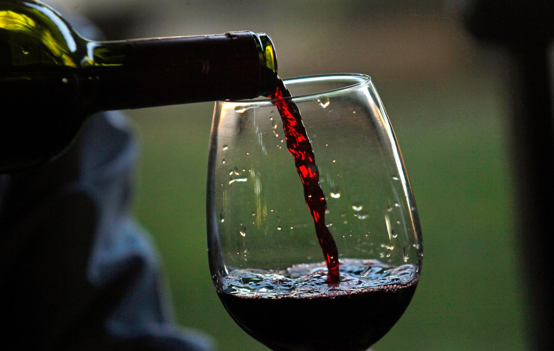 Rött vin är bättre i glaset än i vattnet. Arkivbild.