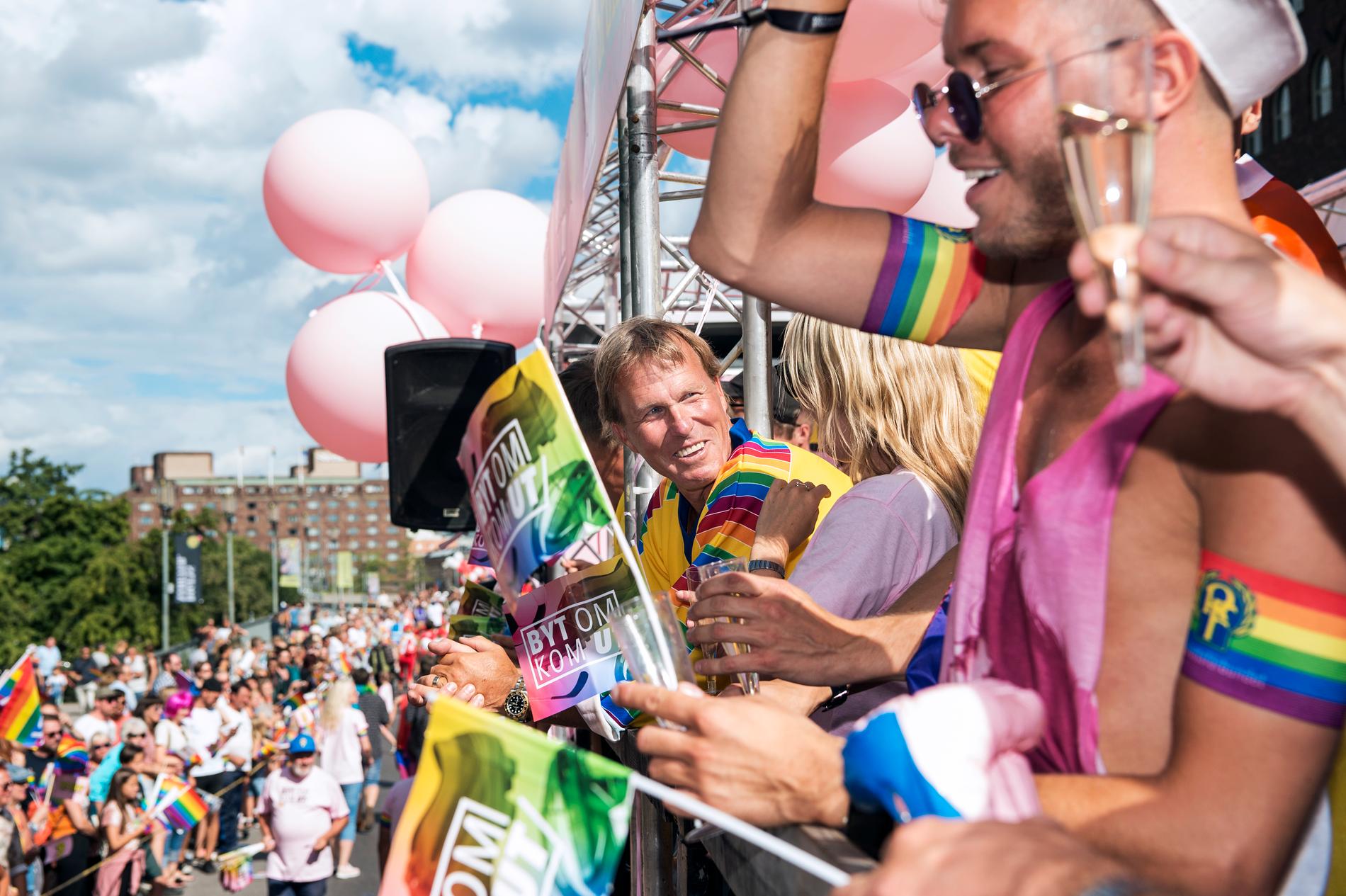 Johan Garpenlöv på Sportbladets flak i Prideparaden