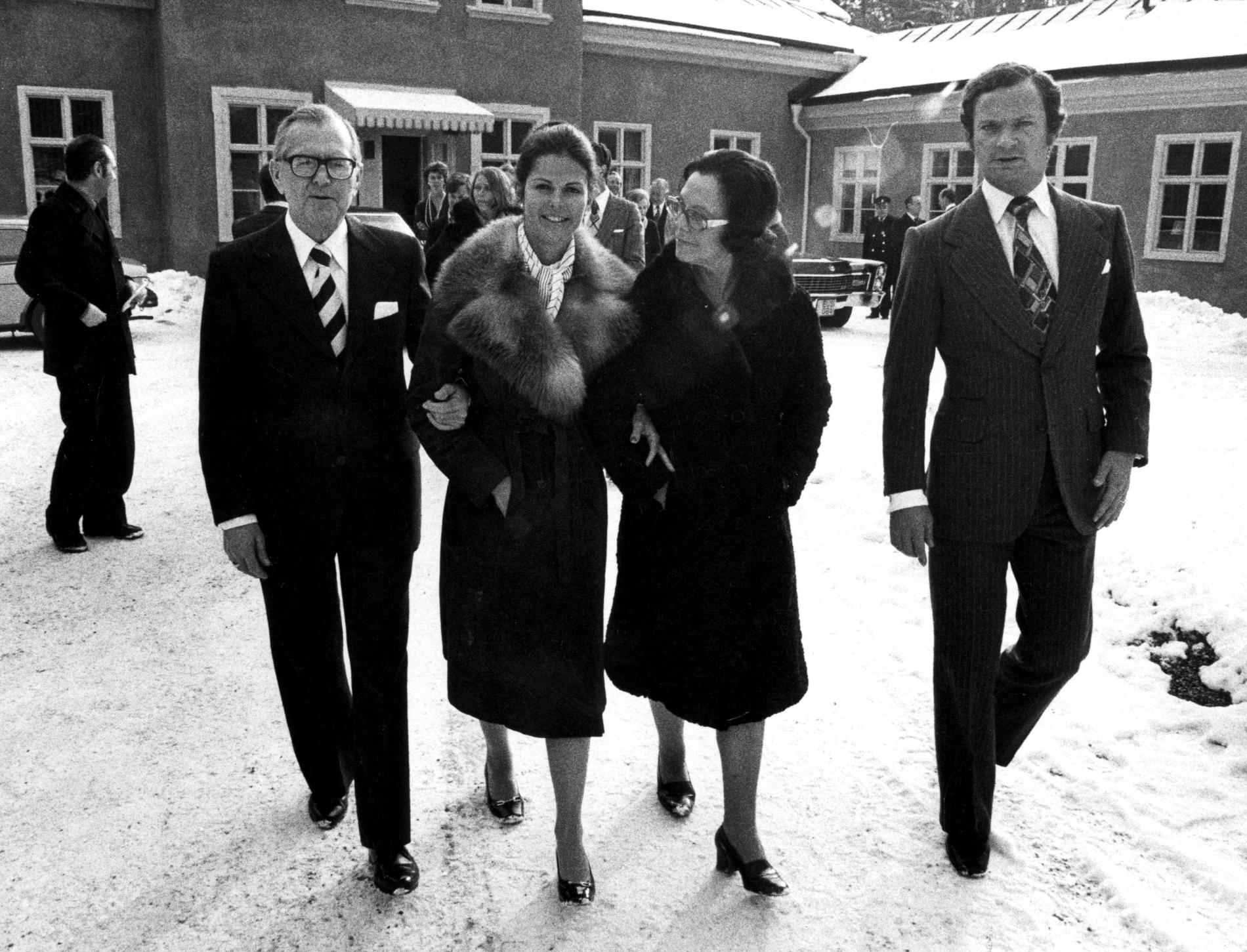 Kung Carl Gustaf och drottning Silva tillsammans med drottningens föräldrar Walther och Alice Sommerlath 1976. Arkivbild.