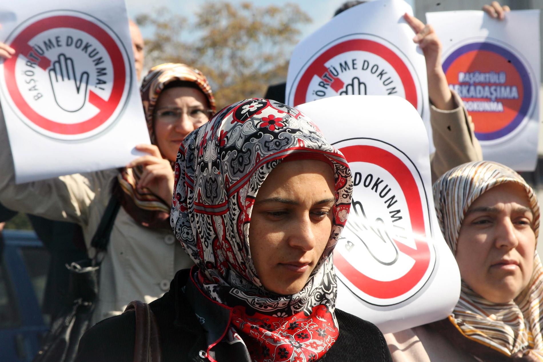 Kvinnor protesterar inför turkiets högsta domstol 2008 strax innan förbudet mot slöja lyftes. ”Rör inte min huvudduk” står det på affischerna. 