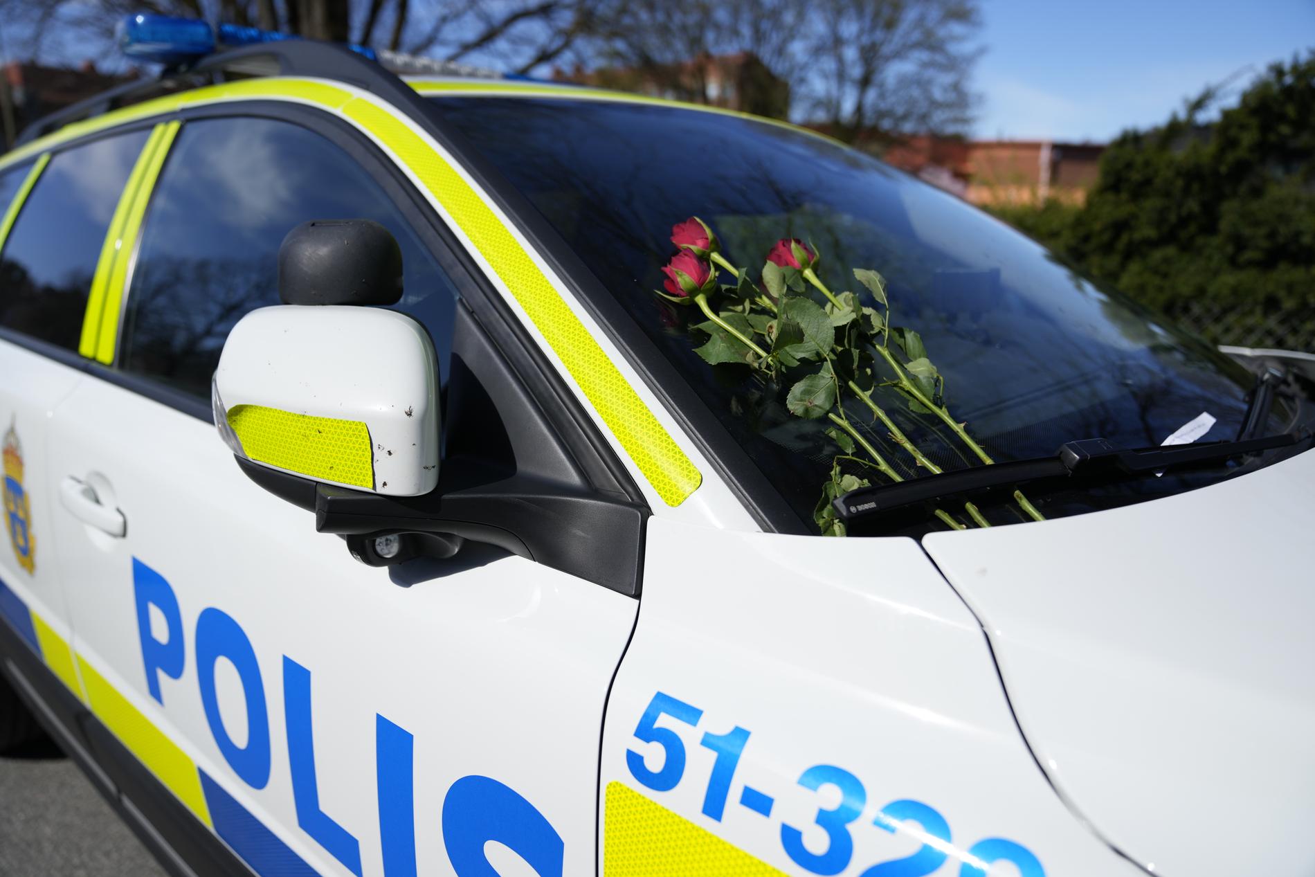 För att visa sitt stöd för polisen hade några med sig rosor som de delade ut.