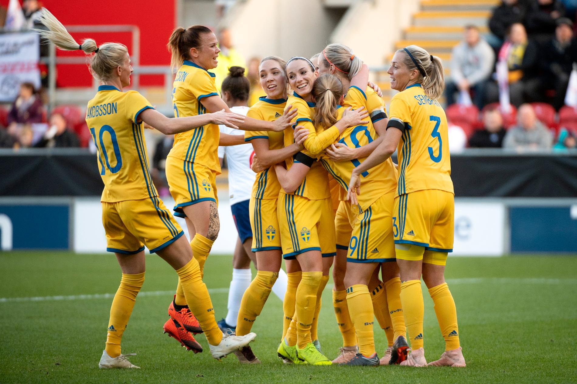 Sverige jublar efter mål mot England i söndags.