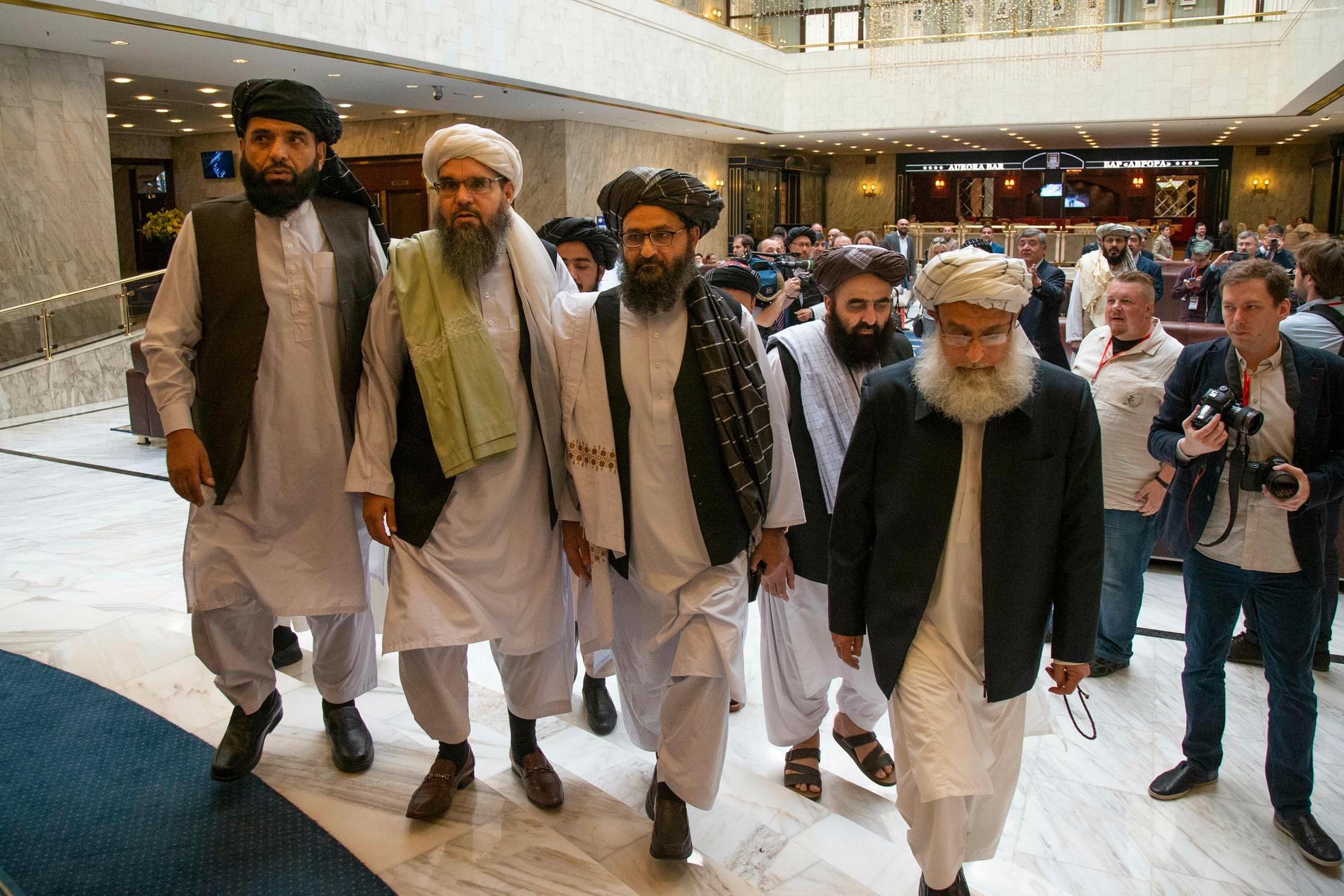 Talibanerna anländer till förhandling i Moskva i maj i år. I mitten syns mulla Abdul Ghani Baradar, talibanernas högste politiske ledare. Förhandlingarna dödförklarades av USA i början av september.