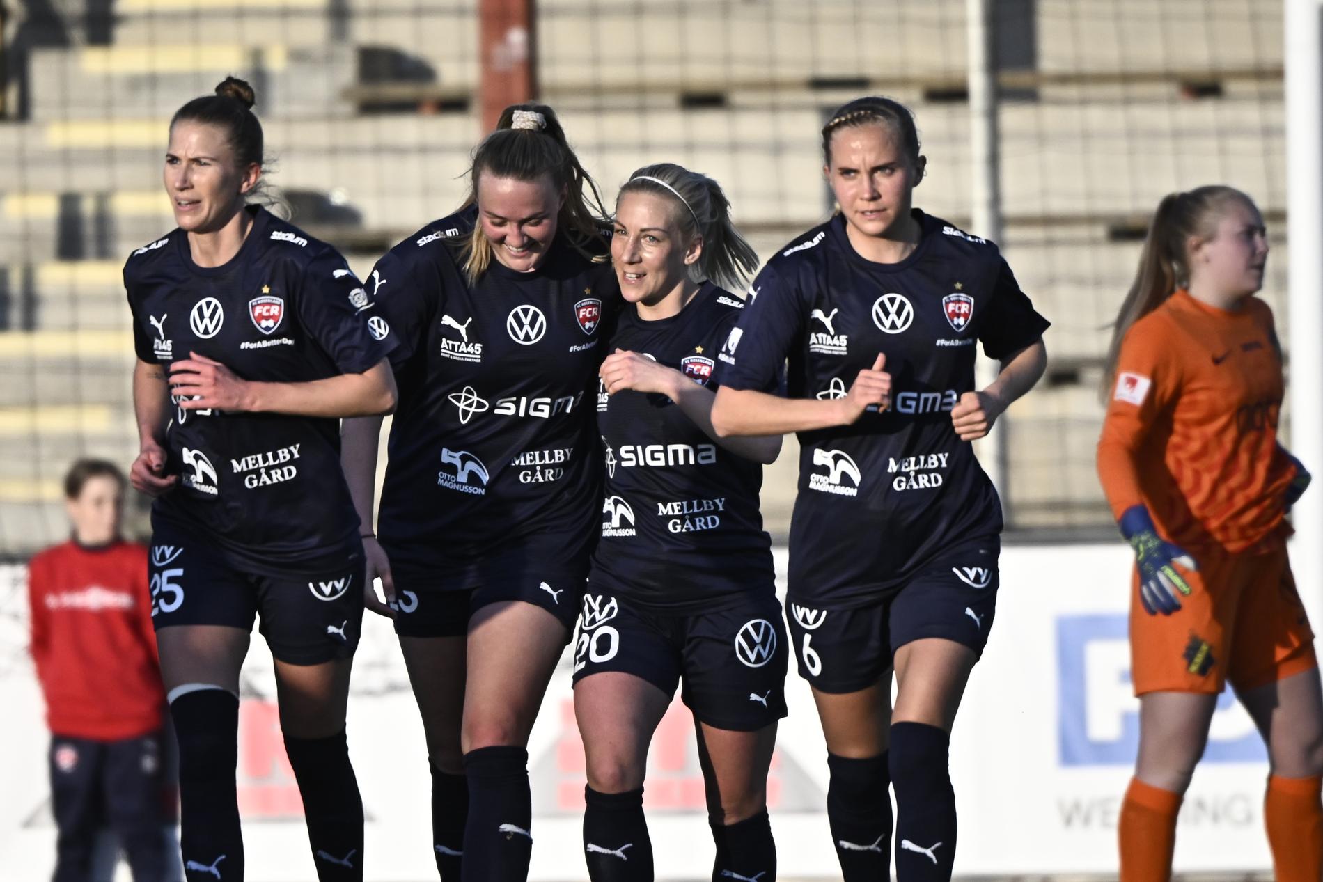 Rosengårdsspelarna Emma Berglund, Stefanie Sanders, Mia Persson och Ria Öling jublar efter Sanders 1–0-mål hemma mot AIK.