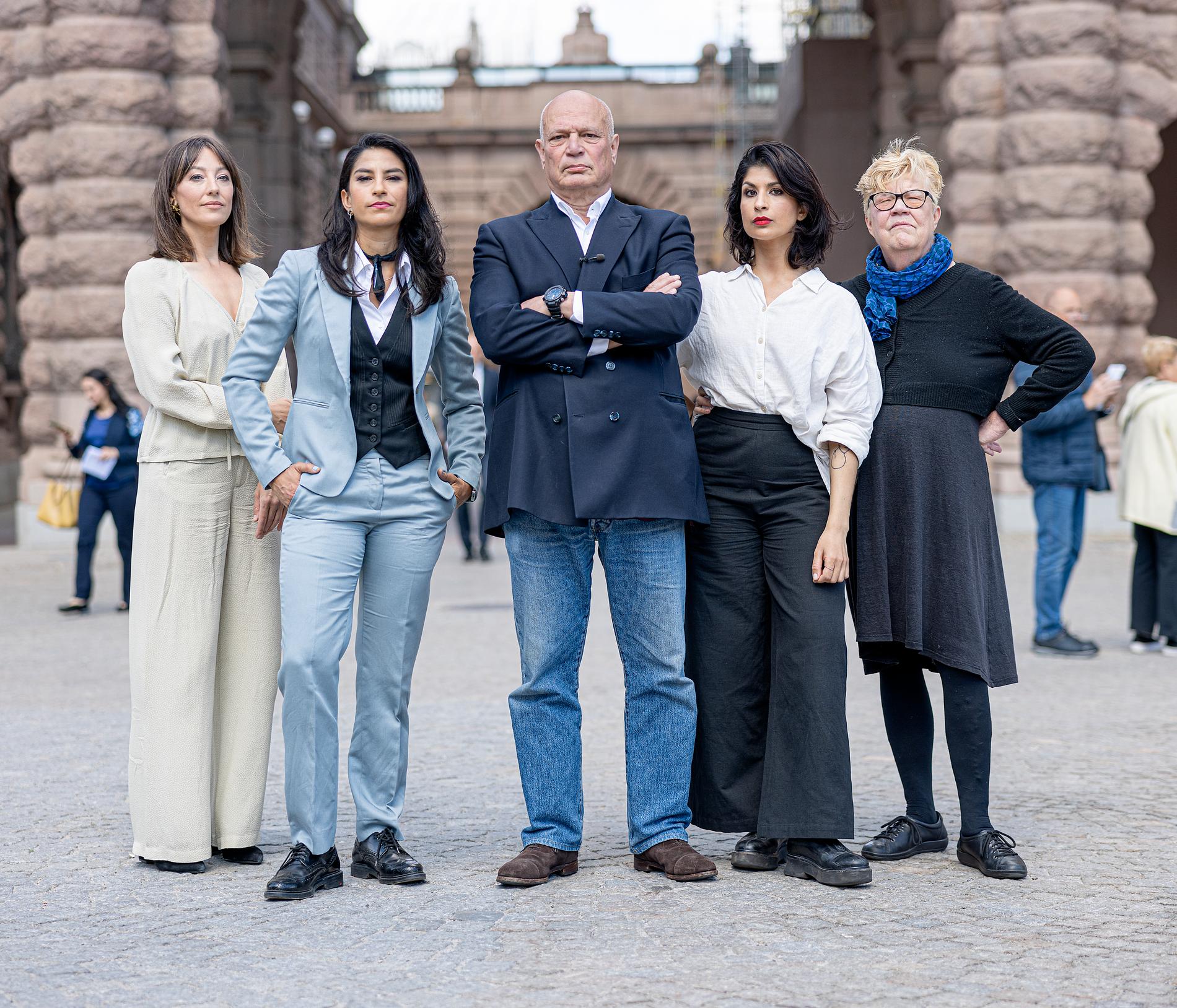 De leder partiledardebatten. Från vänster: My Rohwedder, Cecilia Vaccari, Robert Aschberg, Soraya Hashim och Lena Mellin.