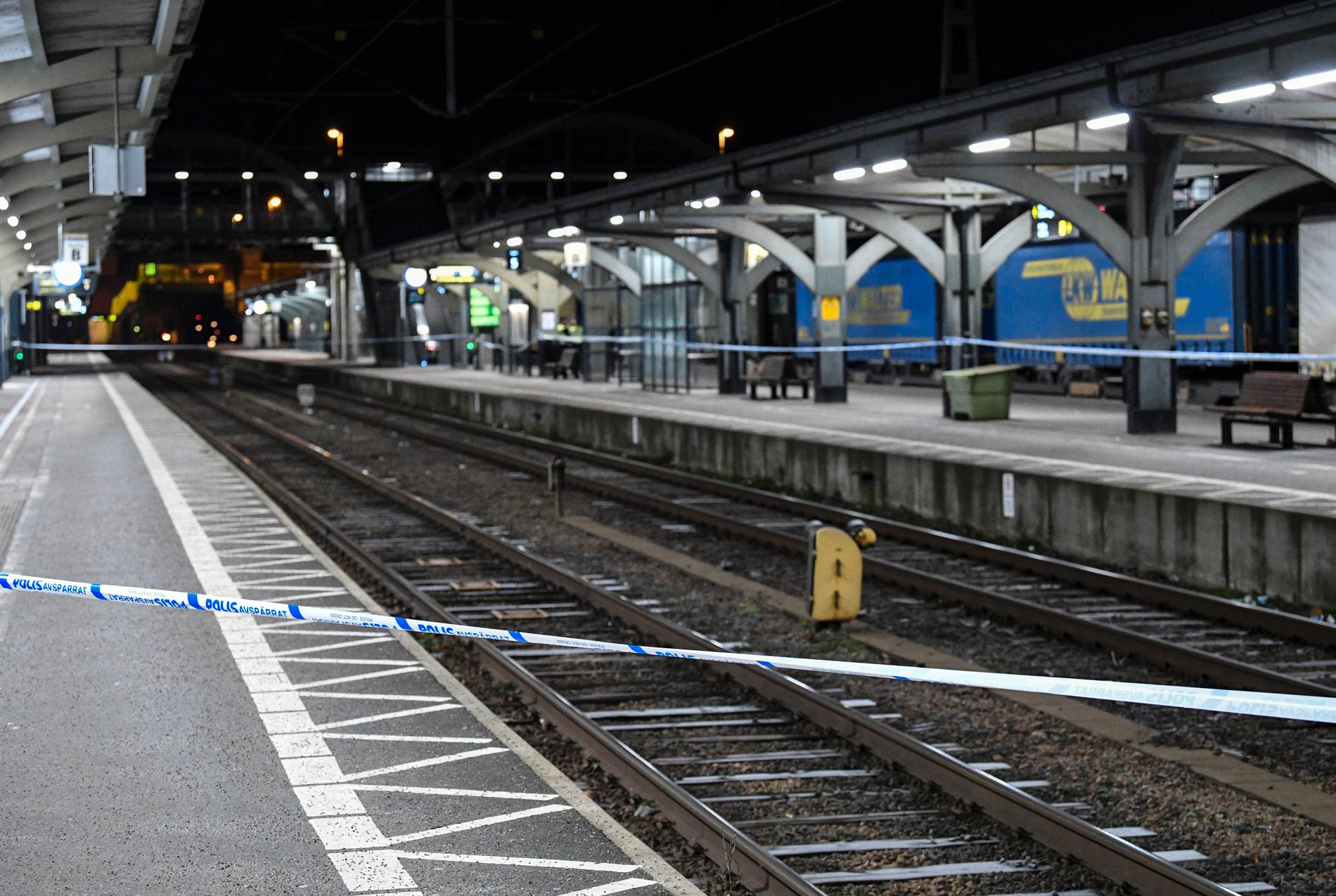 December förra året: Polis på plats efter att en kvinna blivit påkörd av ett tåg på Lund central. Arkivbild.