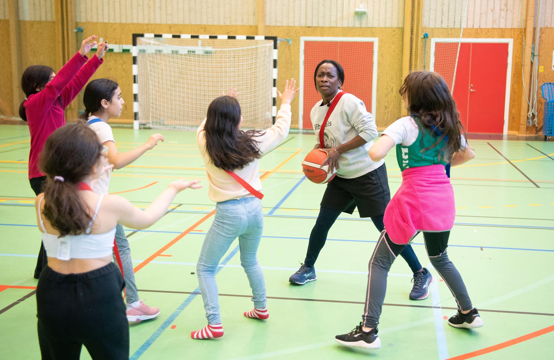 Nyamko Sabuni spelar basket med laget ”Basketgäris”, en satsning som Södertälje basketbollklubb tagit initiativ till. 