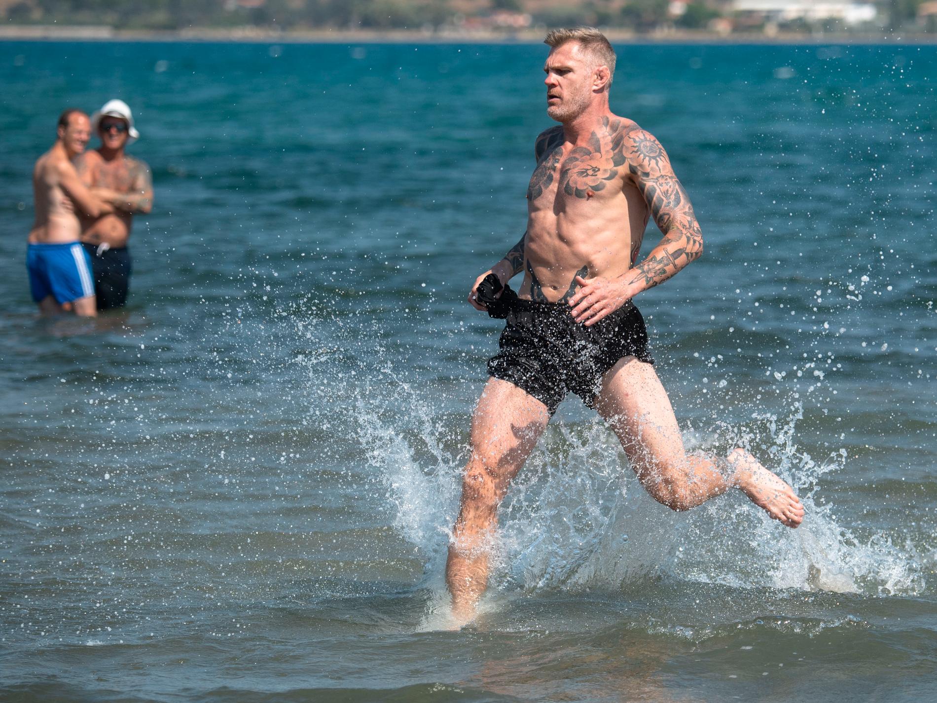Jörgen Kruth värmer upp för en tävling i vattnet i Porto Heli under ”Mästarnas mästare”.