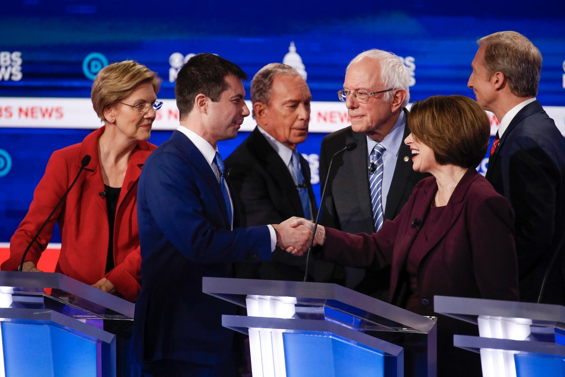 Demokratiska presidentaspiranterna Elizabeth Warren, Pete Buttigieg, Mike Bloomberg, Bernie Sanders, Amy Klobuchar och Tom Steyer på scenen.