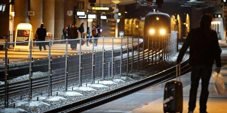 Staket har rests mellan spåren på Kastrups station för att förhindra migranter att  ta sig till Sverige förbi id-kontrollerna.