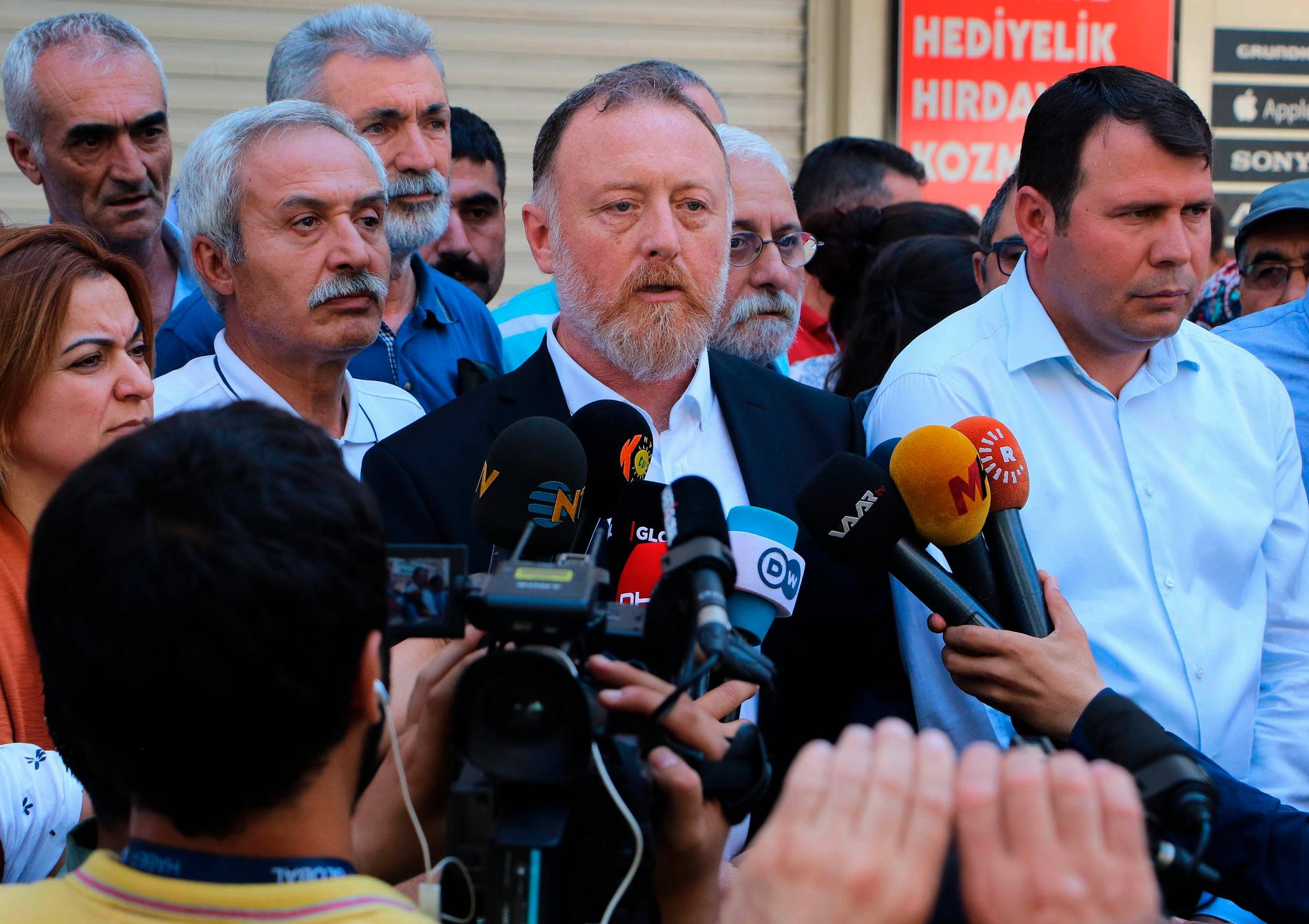 HDP-ledaren Sezai Temelli (i mitten med skägg) utreds av åklagare sedan han beskrivit den turkiska militäroffensiven som ett "ockupationsförsök". Arkivbild.