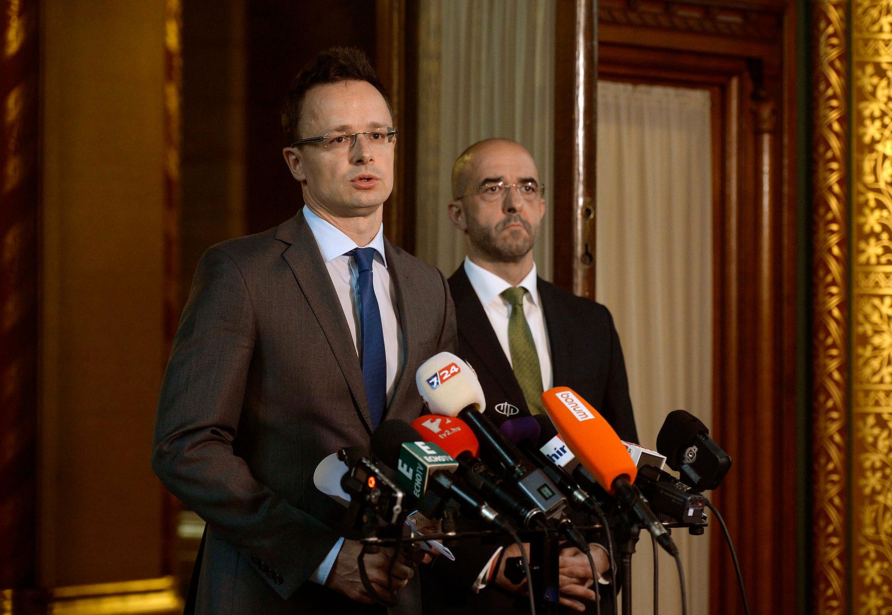 Ungerns utrikesminister Peter Szijjarto vid presskonferensen där han meddelade planerna på en barriär.