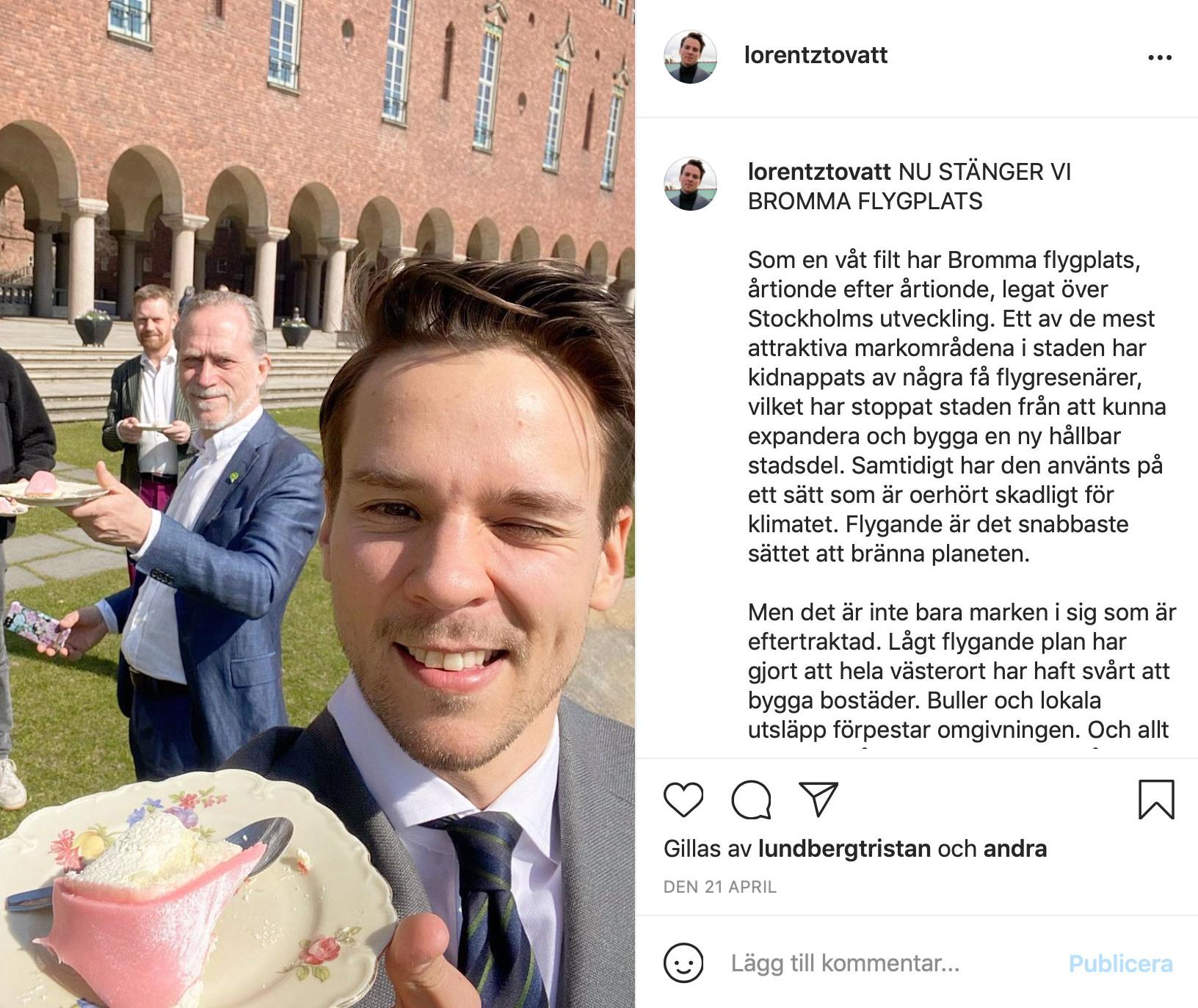 Miljöpartister firade med tårta efter beskedet. Närmast kameran riksdagsledamoten Lorentz Tovatt. Närmast bakom Stockholms trafikborgarråd Daniel Helldén.