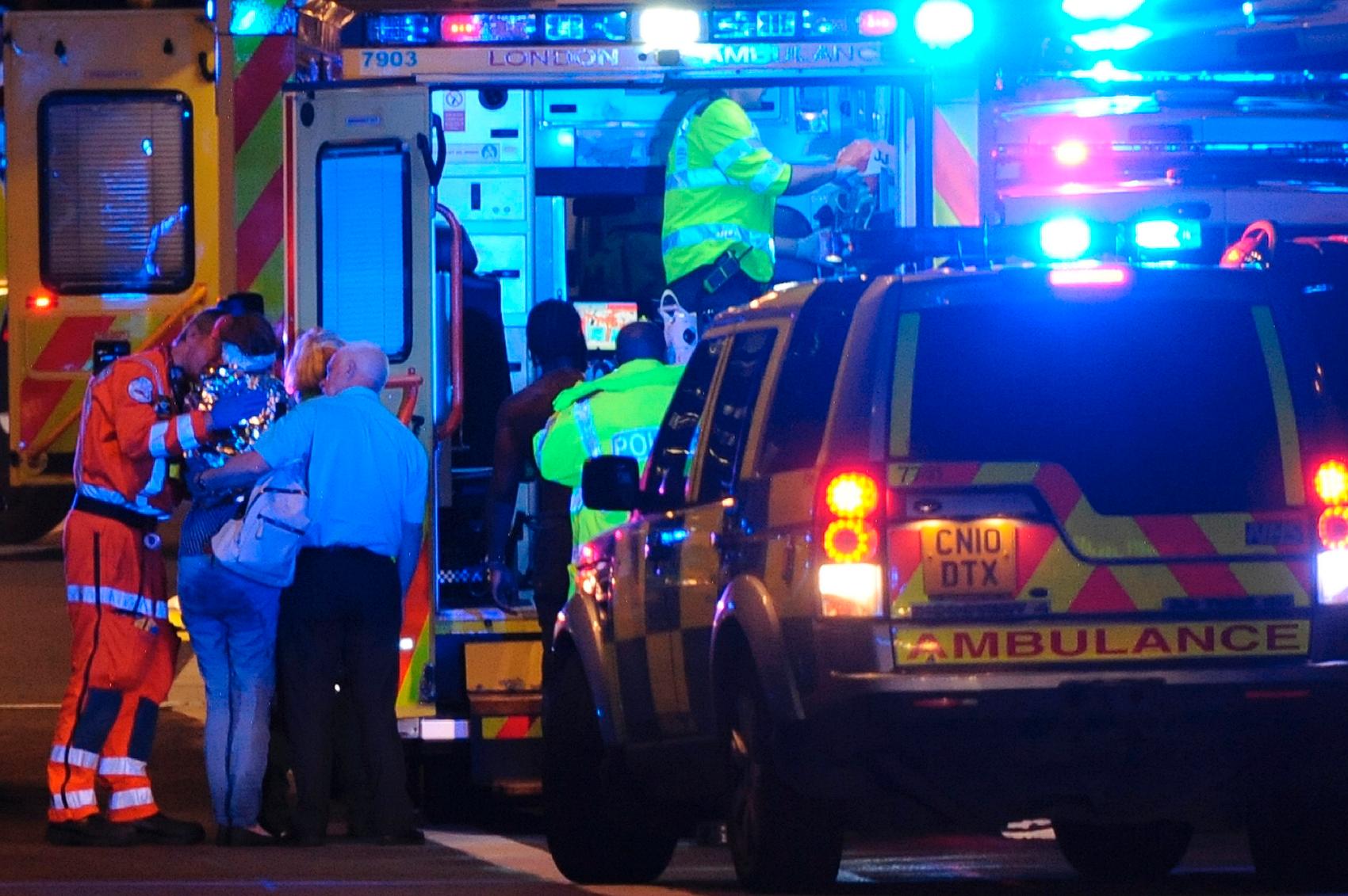 Skadade tas om hand efter attacken på London Bridge i juni.