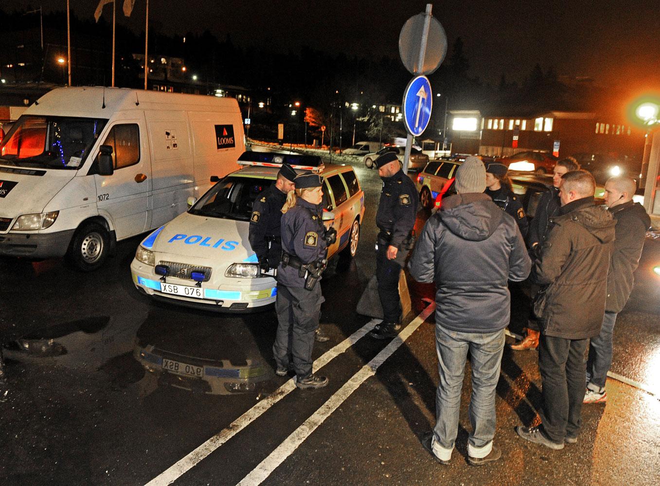 En värdetransport rånades av två yxbeväpnade män i Sollentuna. Efter rånet flydde männen till fots.