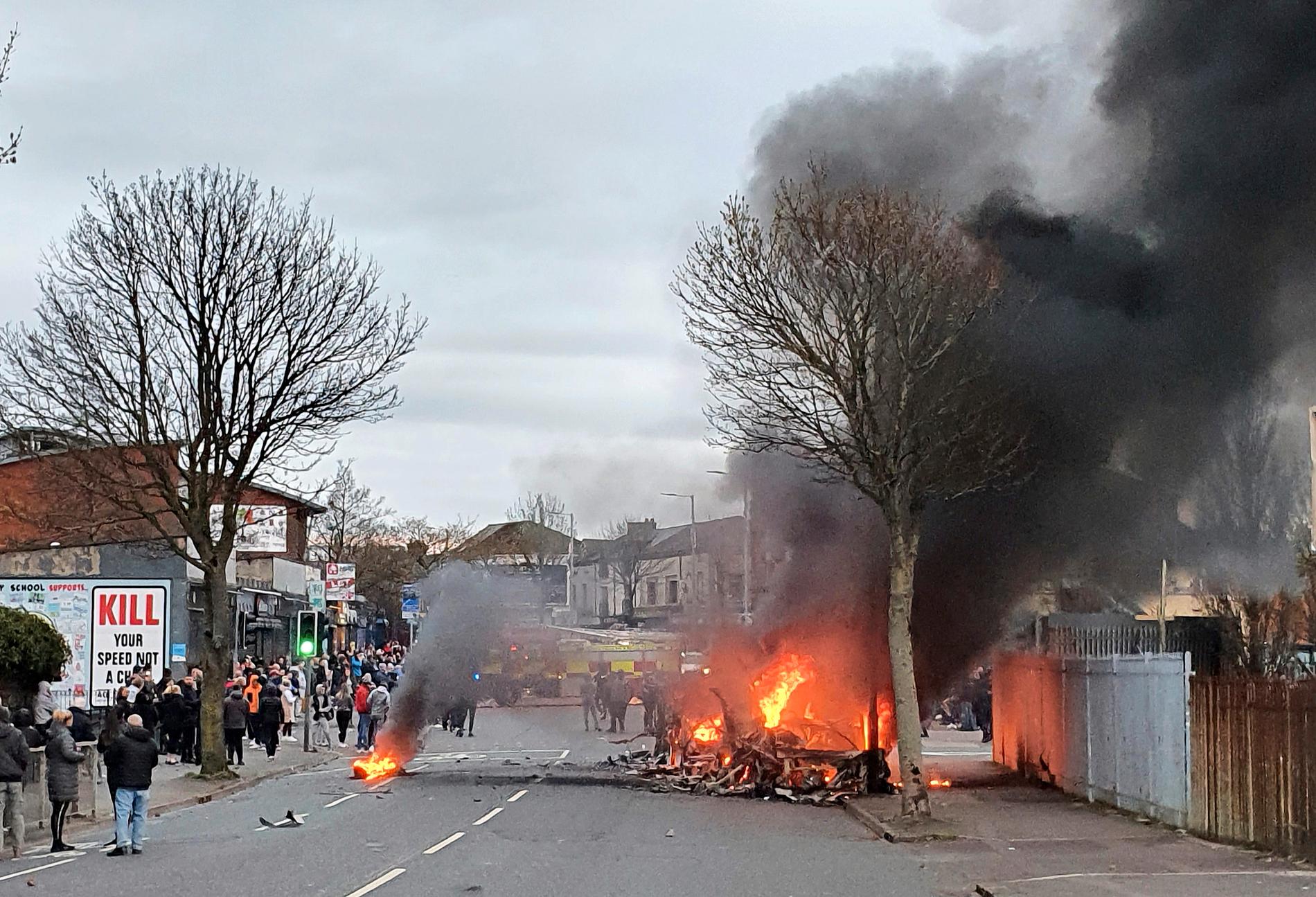 En kapad buss brinner på Shankill Road i västra Belfast i Nordirland sedan brittisktrogna lojalister satt eld på den.