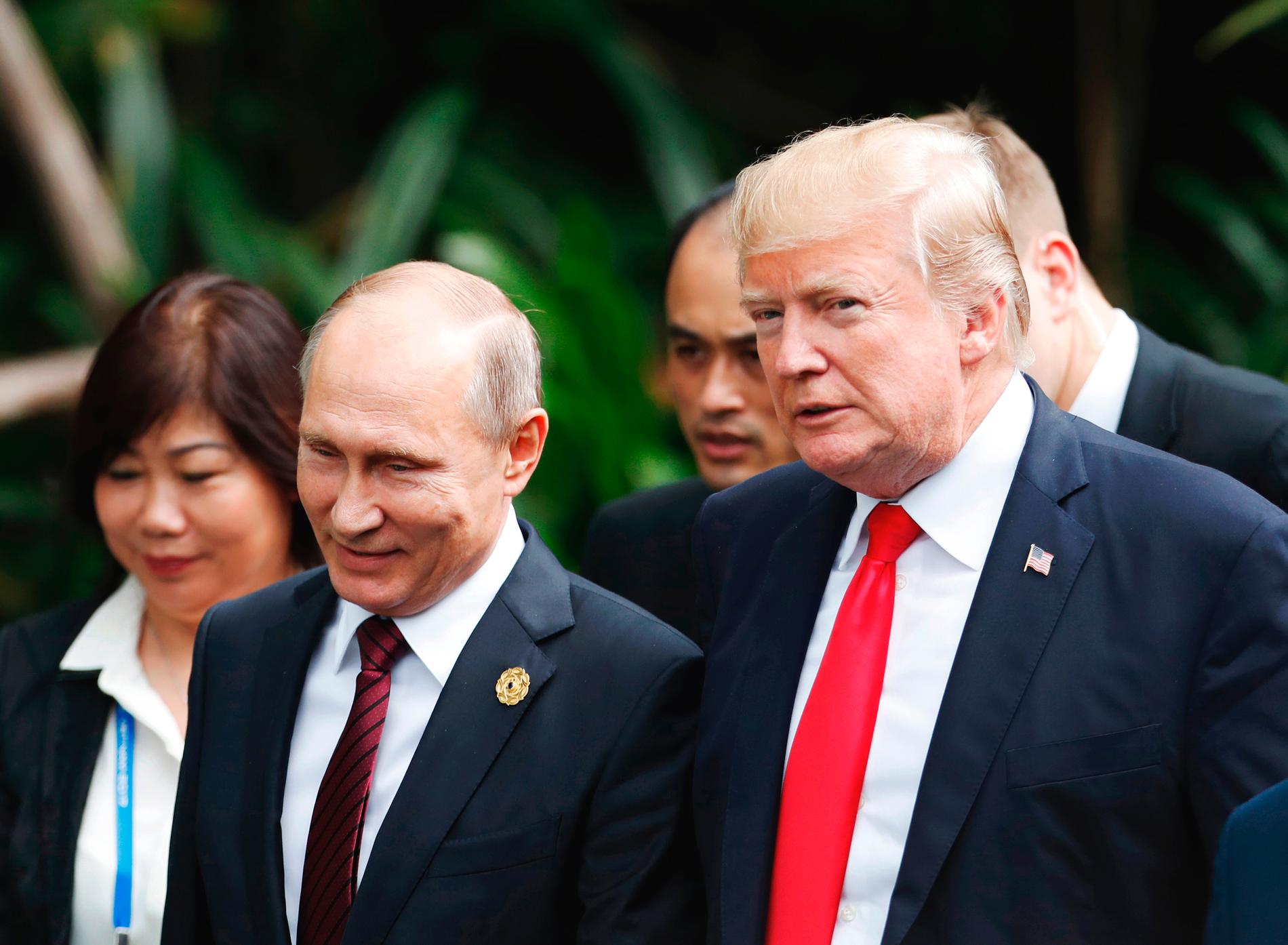 USA:s president Donald Trump och Rysslands president Vladimir Putin i samspråk som hastigast vid Apec-mötet i Vietnam i november i fjol. Arkivbild.