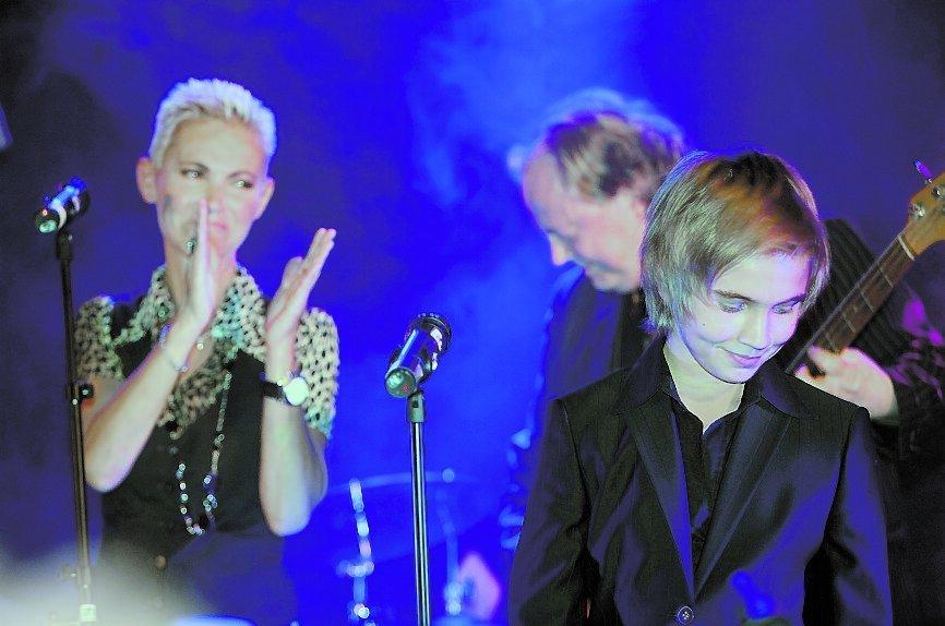 En stolt Marie Fredriksson applåderar sonen Oscar efter hans debut som både sångare och gitarrist.