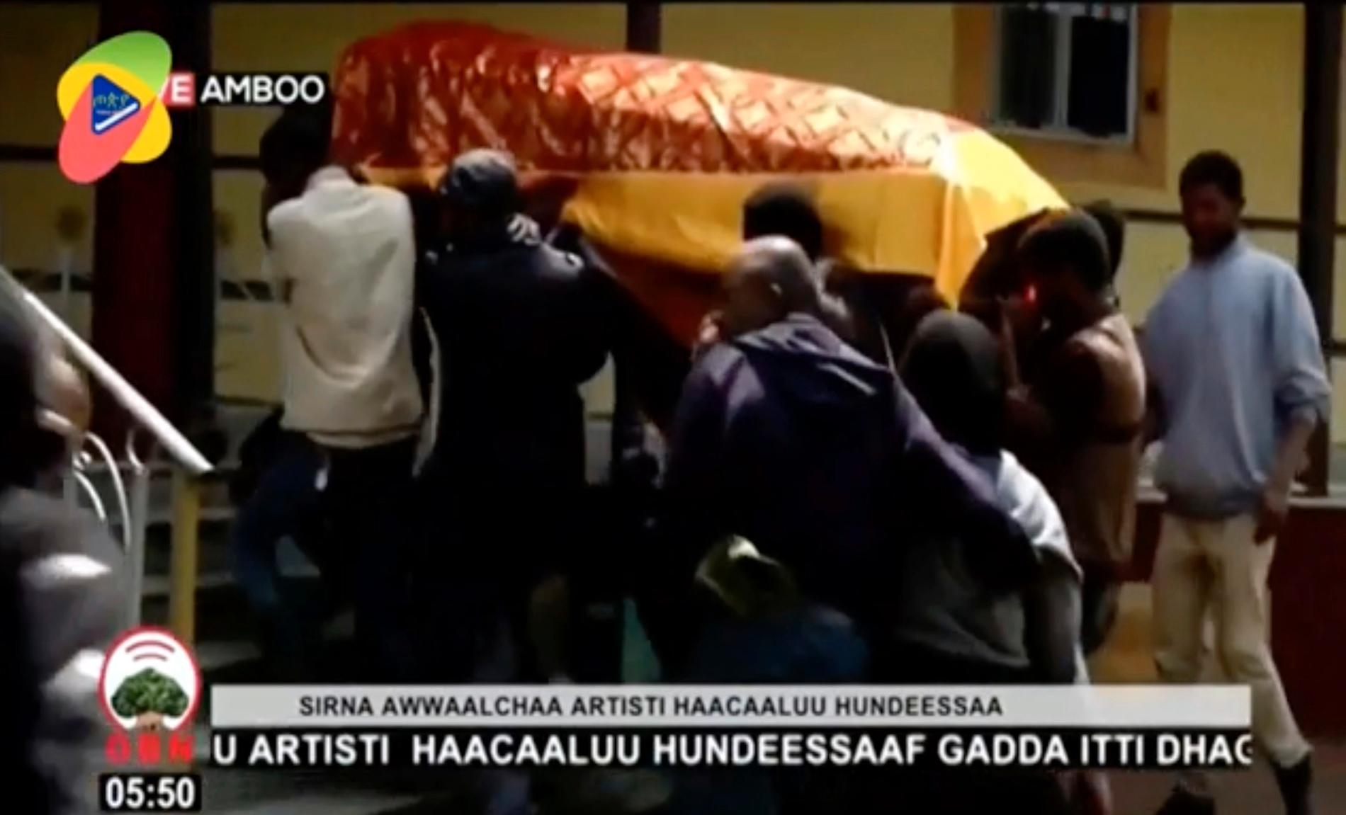 Bild från en tv-sändning av Hachalu Hundessas begravning i juli. Arkivbild.