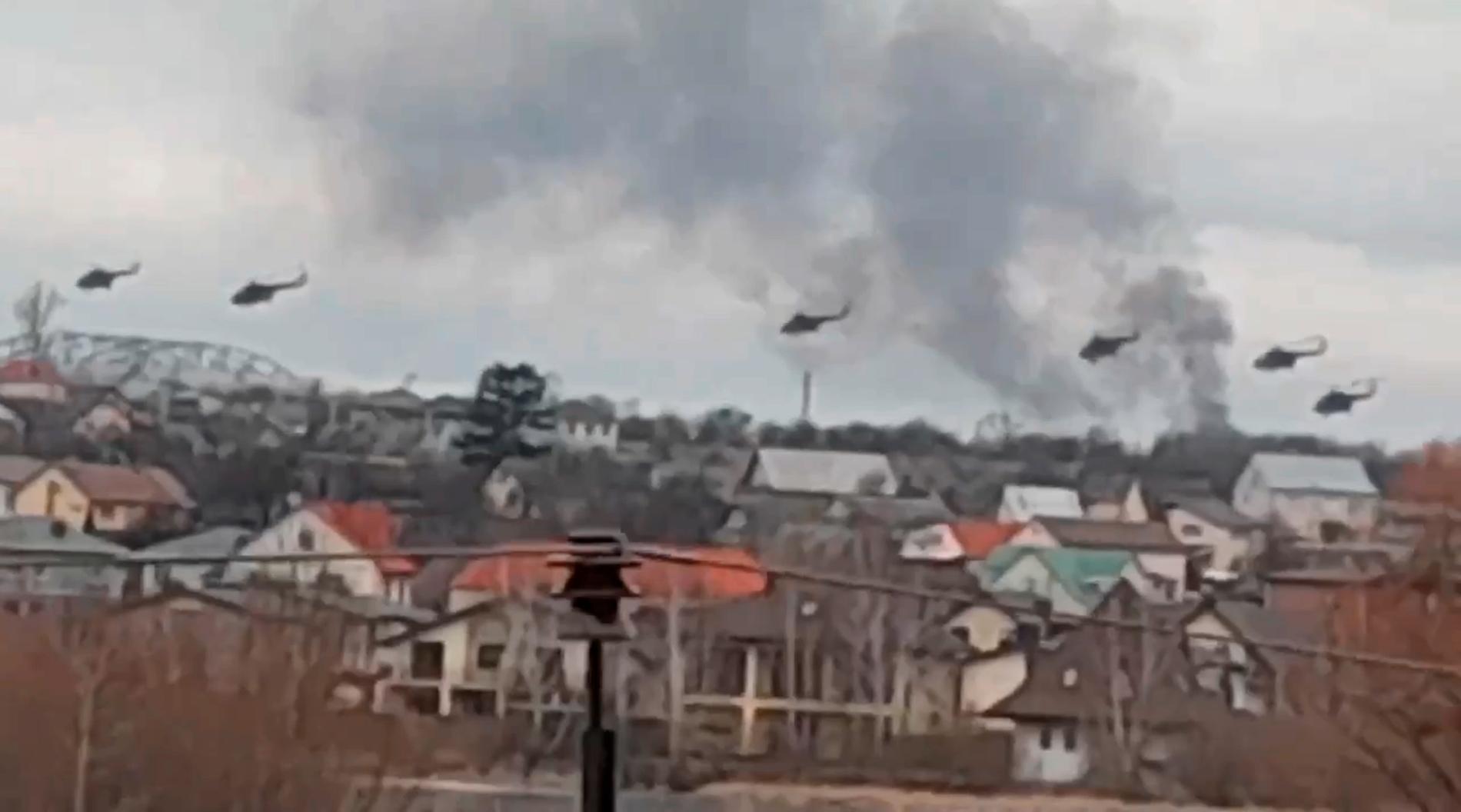 Tidigt på morgonen den 24 februari förra året inleddes Rysslands fullskaliga krig i Ukraina. På bilden, tagen den första dagen, syns ryska arméhelikoptrar över Kievs utkanter.