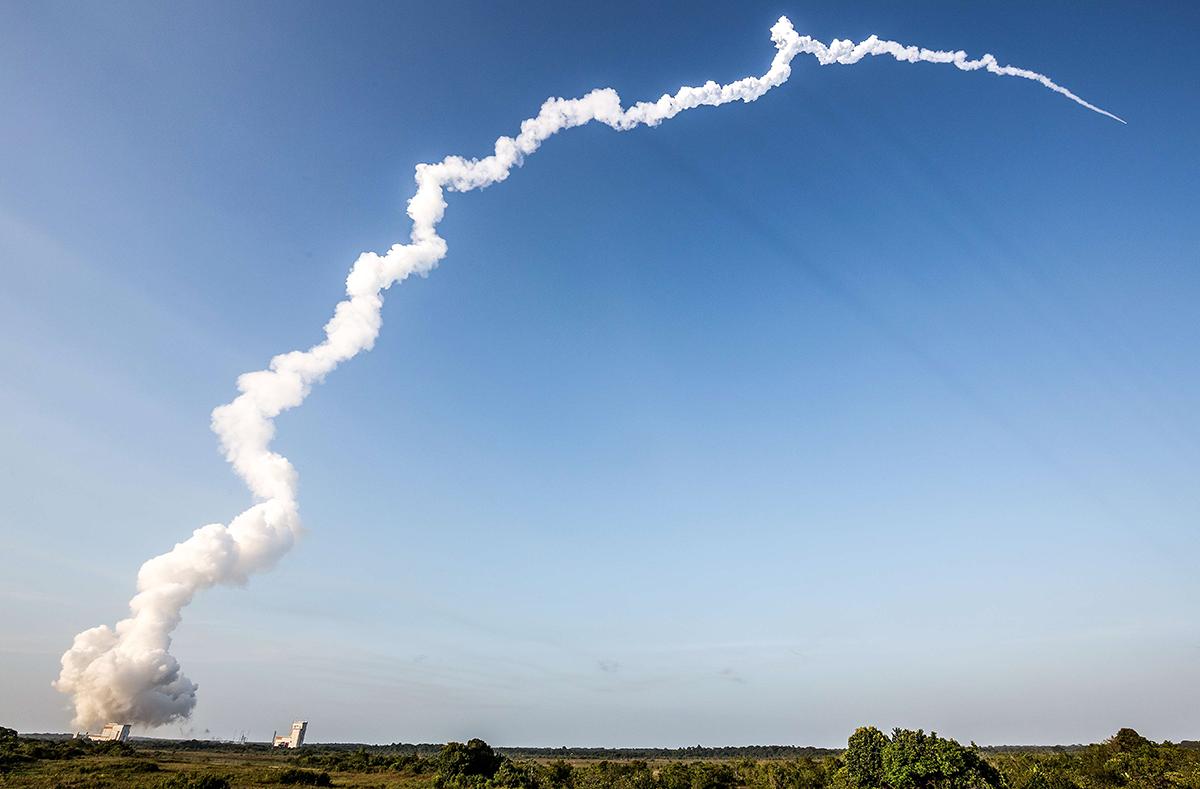 Guiana, Frankrike: Ariane 5 lyfter från europeiska rymdflygplatsen i Kourou. Med sig hade raketen två satelliter som nu snurrar i rymden.