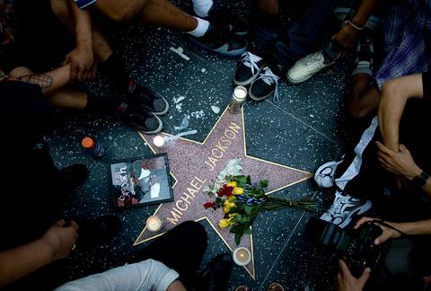 Fans sörjer vid Michael Jacksons stjärna på Hollywood walk of fame efter dödsbudet.