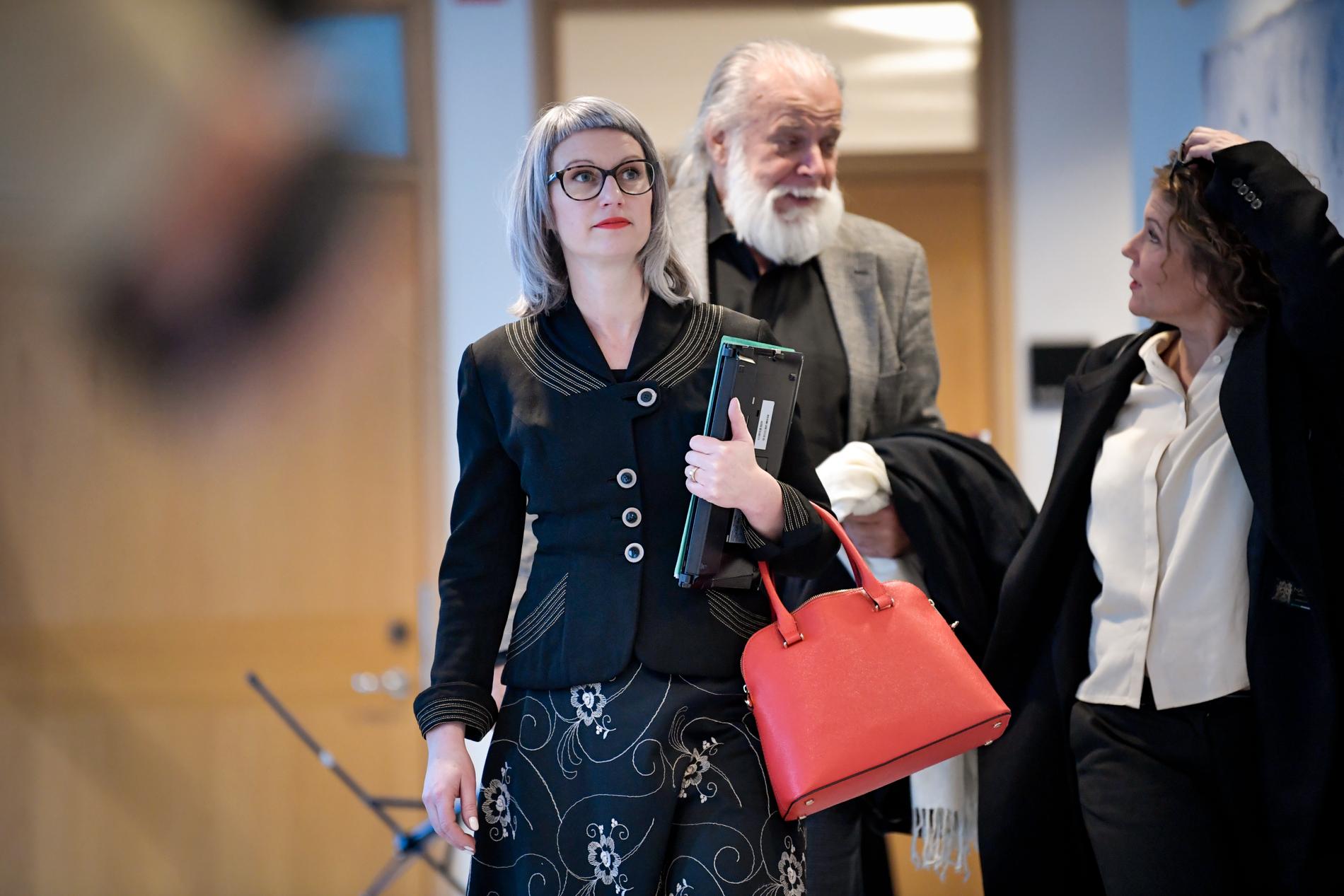 Åklagare Liselott Herschend på väg in till förhandlingssalen i Uppsala tingsrätt. Bakom henne ett av målsägarbiträdena, Leif Ericksson, som företräder en av kvinnorna som enligt åtalet ska ha utsatts för misshandel.