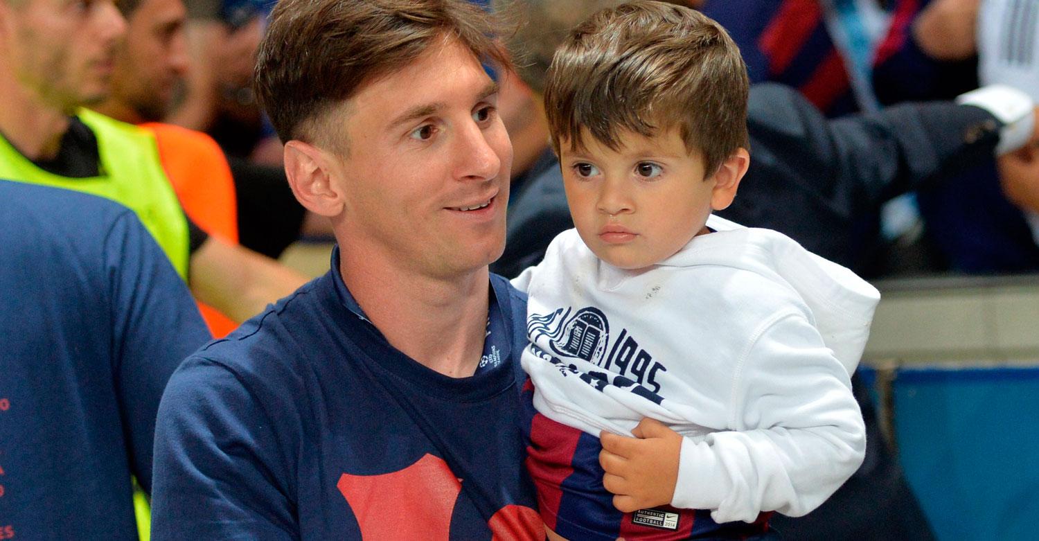 Messi tillsammans med sonen Thiago.