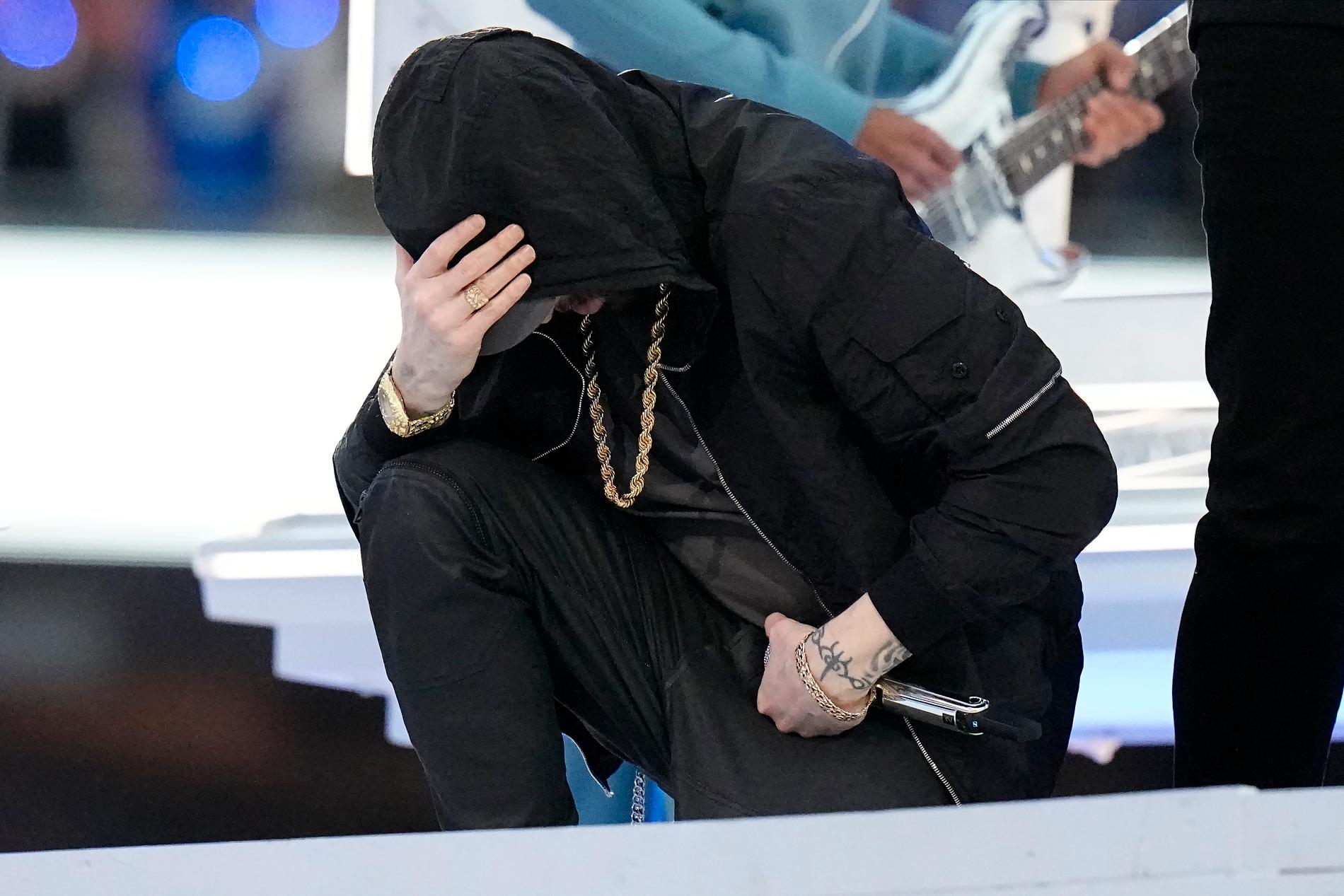 Eminem går ner på knä under halvtidsshowen vid Super Bowl. 