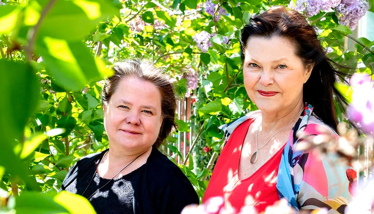 Eva Swedenmark, till vänster, och Annica Wennström ville hellre skriva om kärlek och relationer än mord och misshandel.