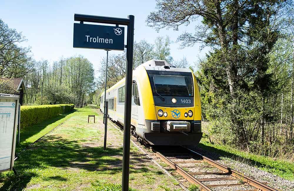 Sveriges vackraste tågsträcka går mellan Lidköping och Mariestad. Bilden på tåget är taget vid station Trolmen. 