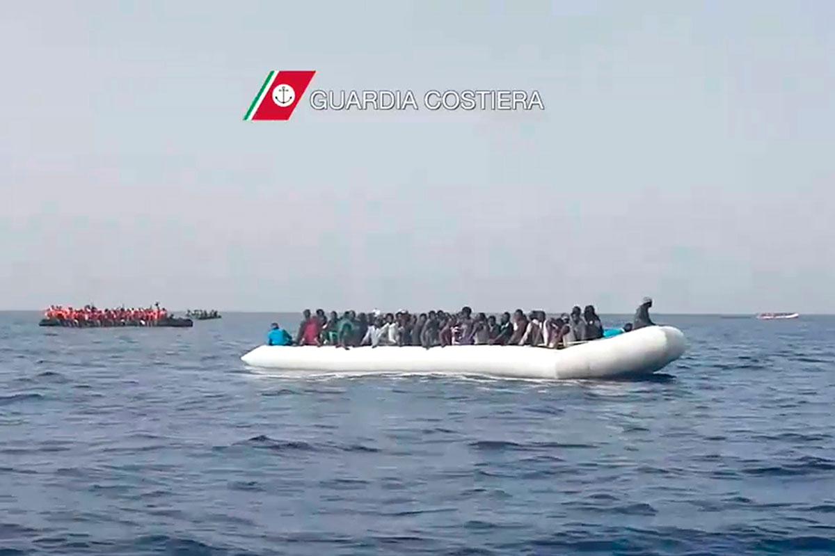 Flyktingbåtar utanför Siciliens kust, 27 maj 2016.