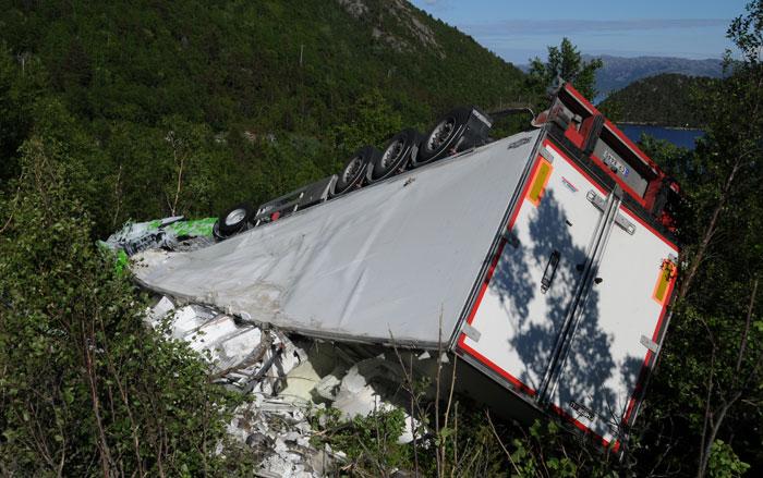 Två unga svenska män var på väg med sin lastbil full med norsk lax när olyckan inträffade.