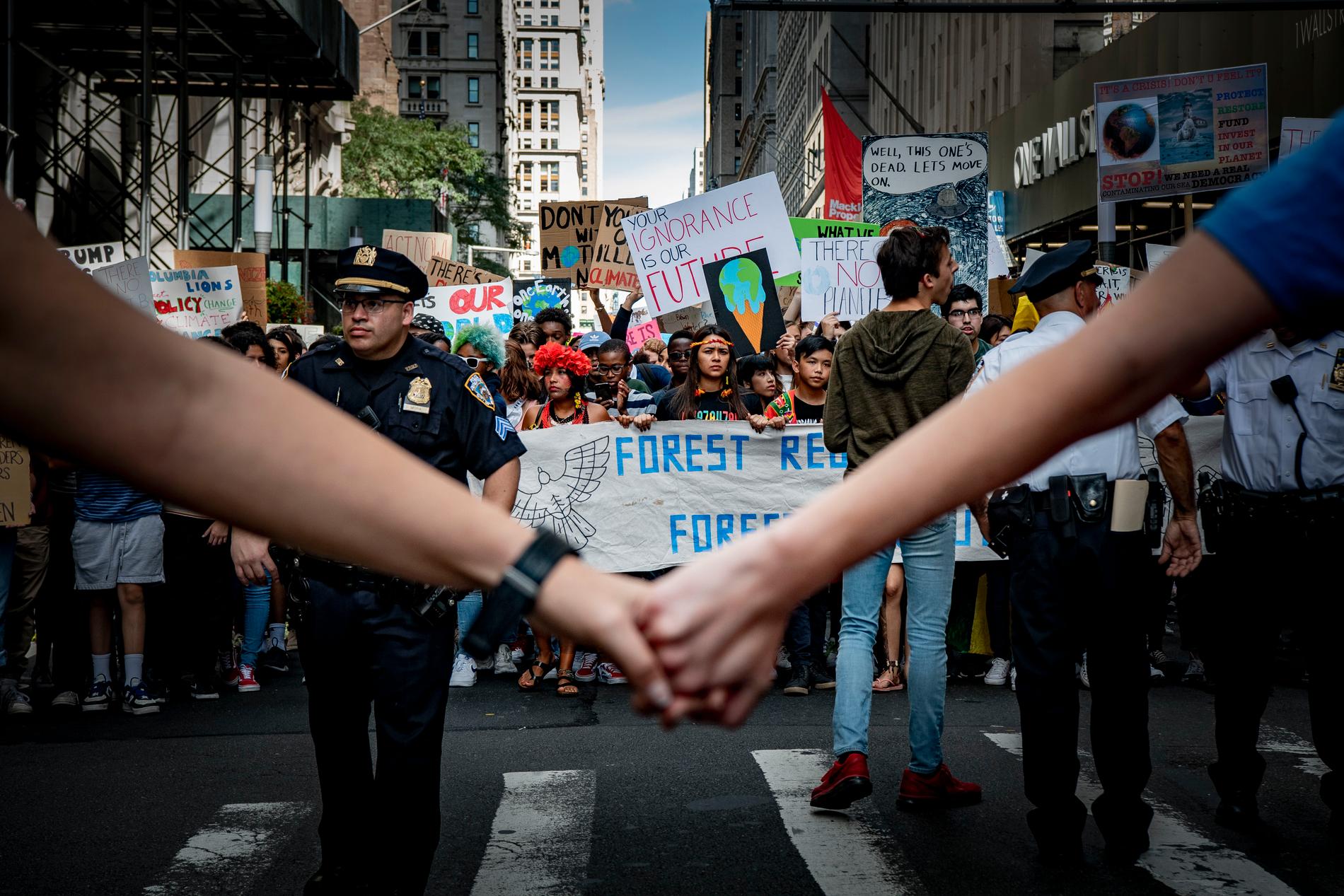 Med svenska klimataktivisten Greta Thunberg i spetsen demonstrerade tusentals människor i New York för en bättre miljö, tre dagar innan FN:s stora klimat-toppmöte. Skolstrejk för klimatet - Fridays for future.