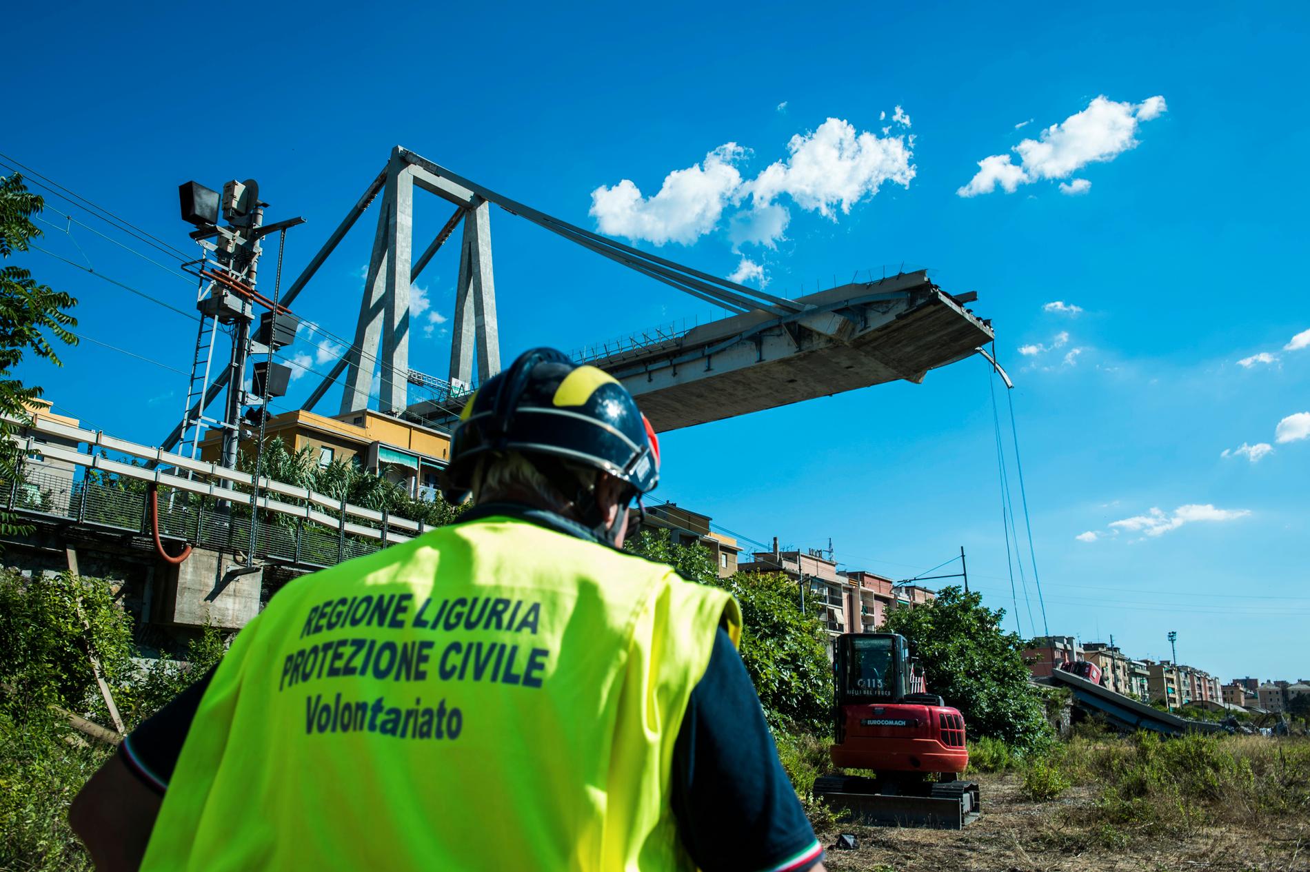 En räddningsarbetare inspekterar området omkring rasmassorna vid Morandibron i Genua i onsdags.