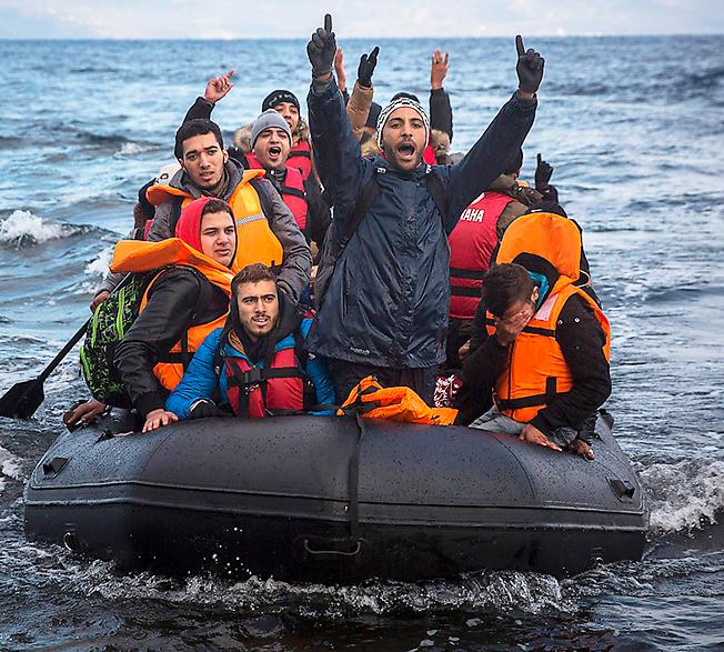 välkomna! Flyktingar jublar när de når den grekiska ön Lesbos. Välkomna dem hit, menar Petter Larsson. Utan en hög invandring går det åt pipan med både Europa och Sverige.