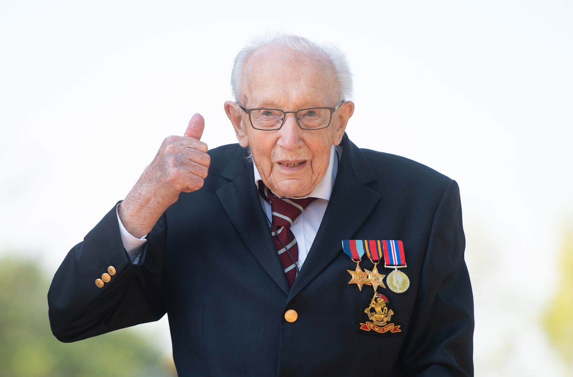 Den 99-årige krigsveteranen Tom Moore har samlat in 20 miljoner pund i coronastöd till den brittiska sjukvården.