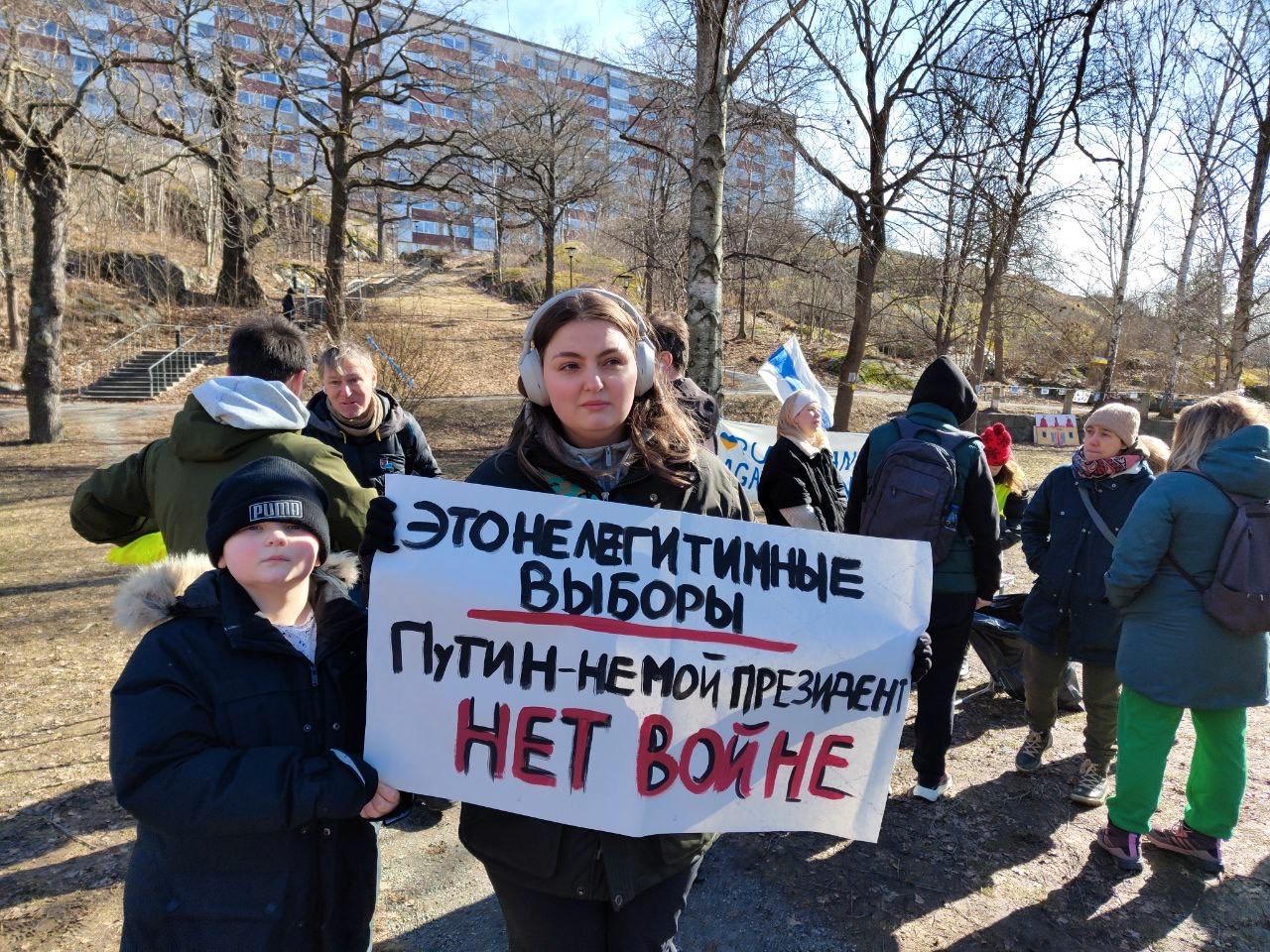 Irina Filatova protesterade utanför ryska ambassaden i Stockholm.
