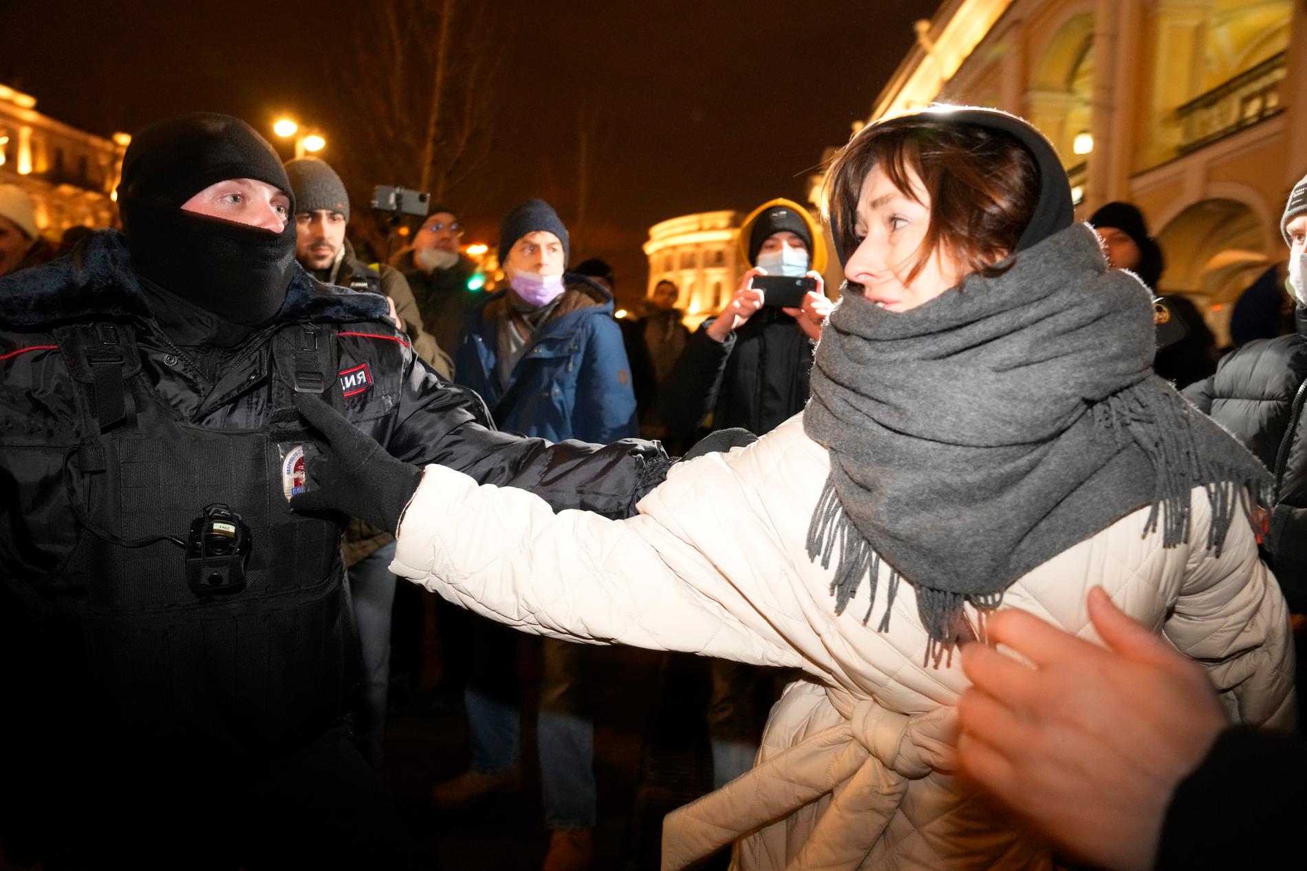 Polis griper en kvinna i S:t Petersburg som protesterat mot Rysslands attack mot Ukraina.