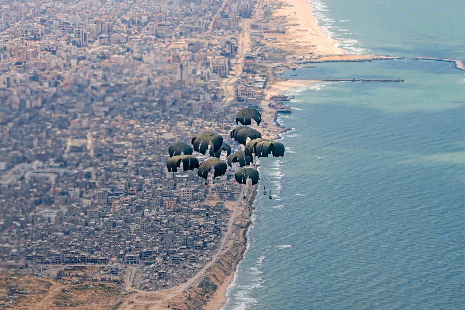 Nödpaket på väg ner mot Gaza. Bilden är från i går. 