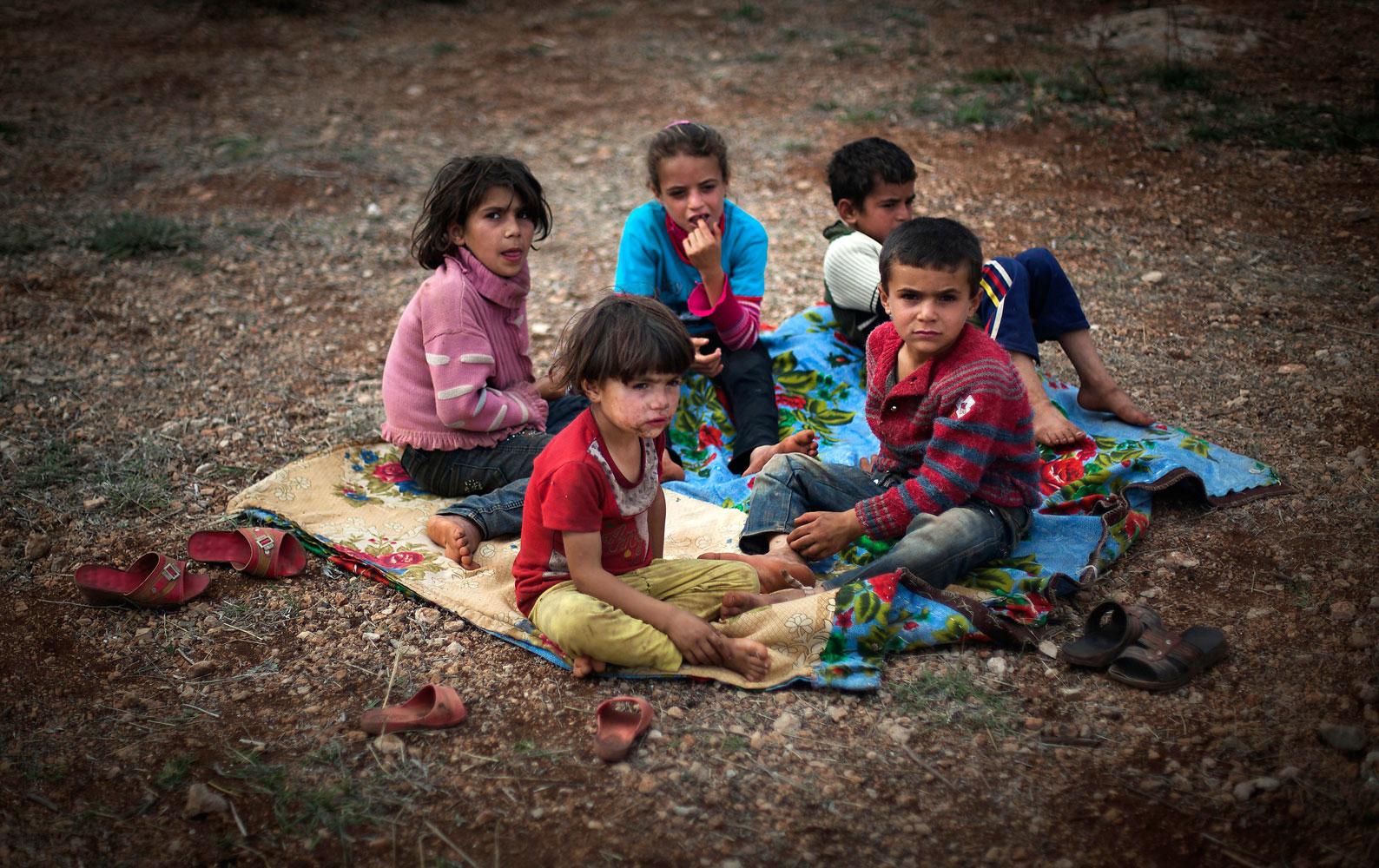 Får vänta på hjälp Barn dödas eller tvingas fly undan inbördeskriget i Syrien medan omvärlden handfallet ser på.