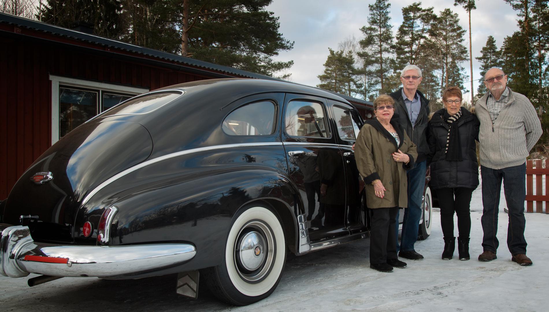 Bilarna har varit ett gemensamt intresse genom hela livet. Här vid Anderssons Oldsmobile från 1948.