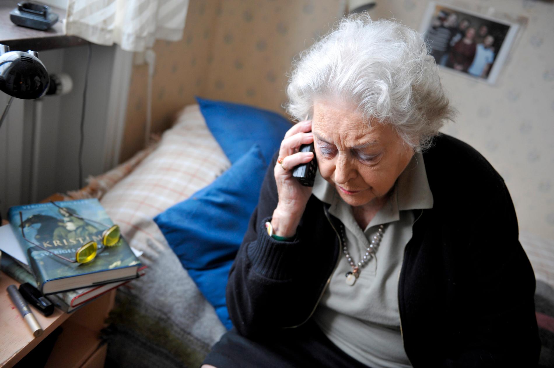 Äldre kvinna i telefon. Arkivbild. 