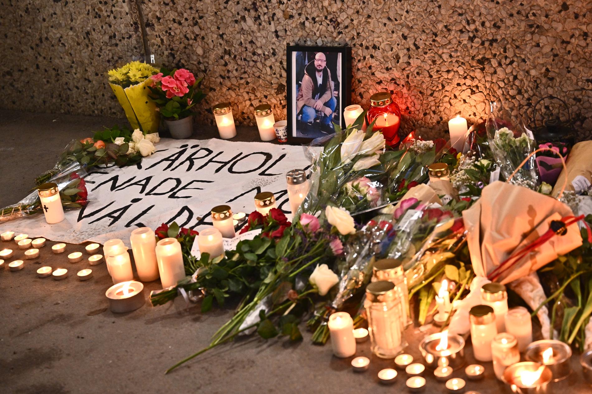 Blommor och ljus vid gångtunneln efter mordet i Skärholmen.