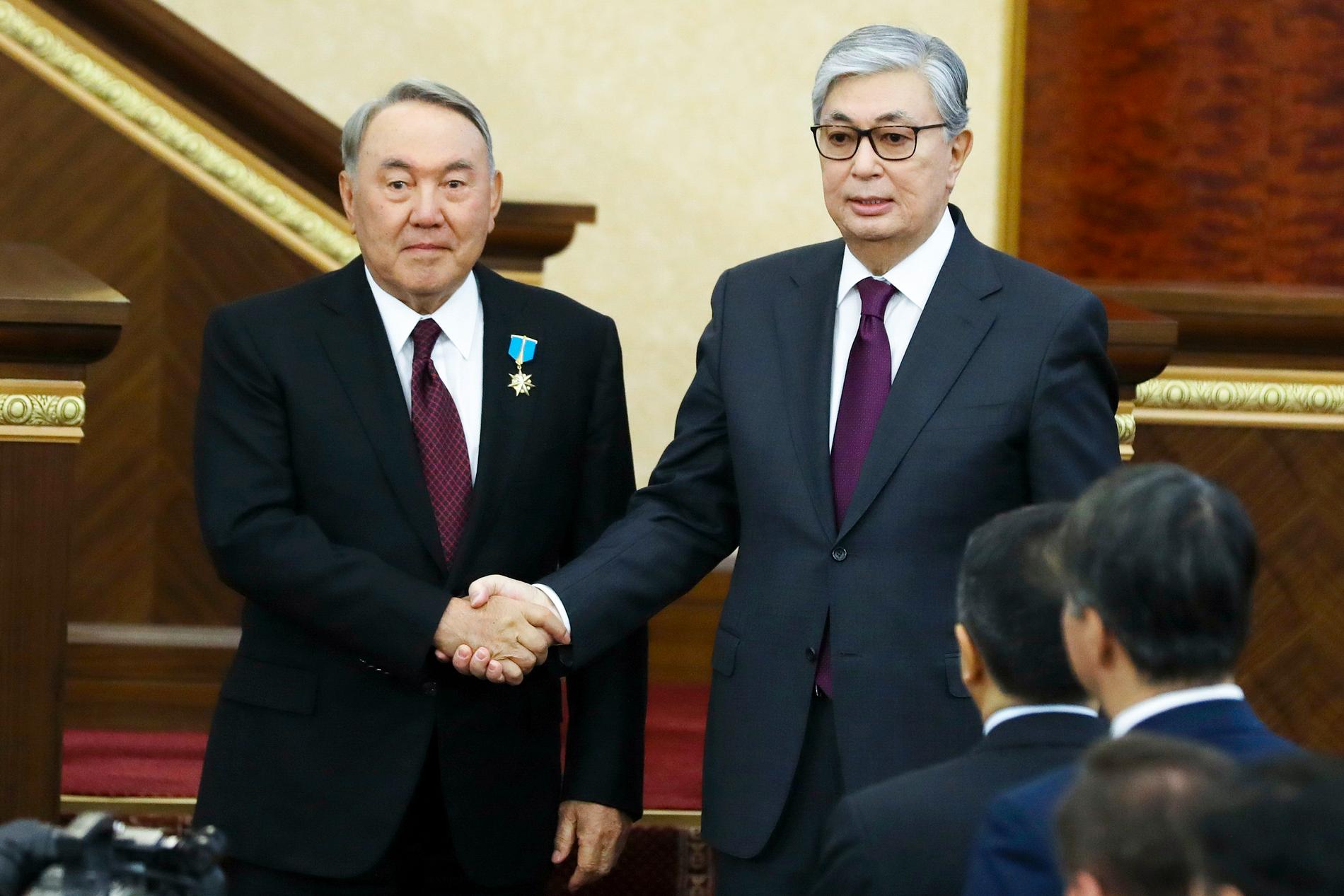 Kazakstans förre ledare Nursultan Nazarbajev (till vänster) tillsammans med tillfällige presidenten Kasym-Zjomart Tokajev. Arkivbild.