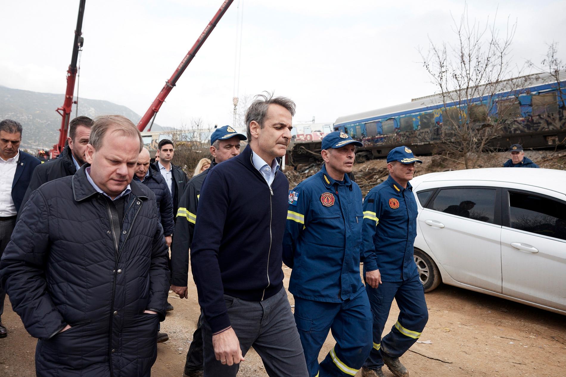 Greklands premiärminister Kyriakos Mitsotakis och  transportminister Kostas Karamanlis besökte olycksplatsen under dagen. 