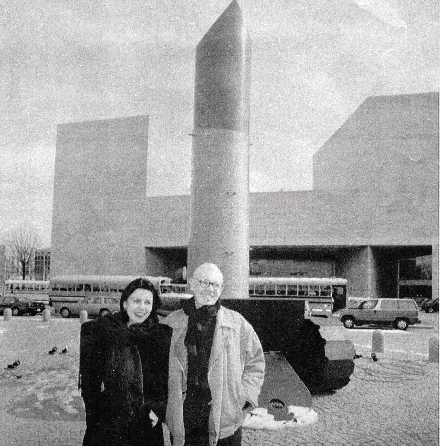 Claus Oldenburg och hustrun Coosje van Bruggen framför hans läppstift-skulptur utanför National Gallery of Art i Washington.