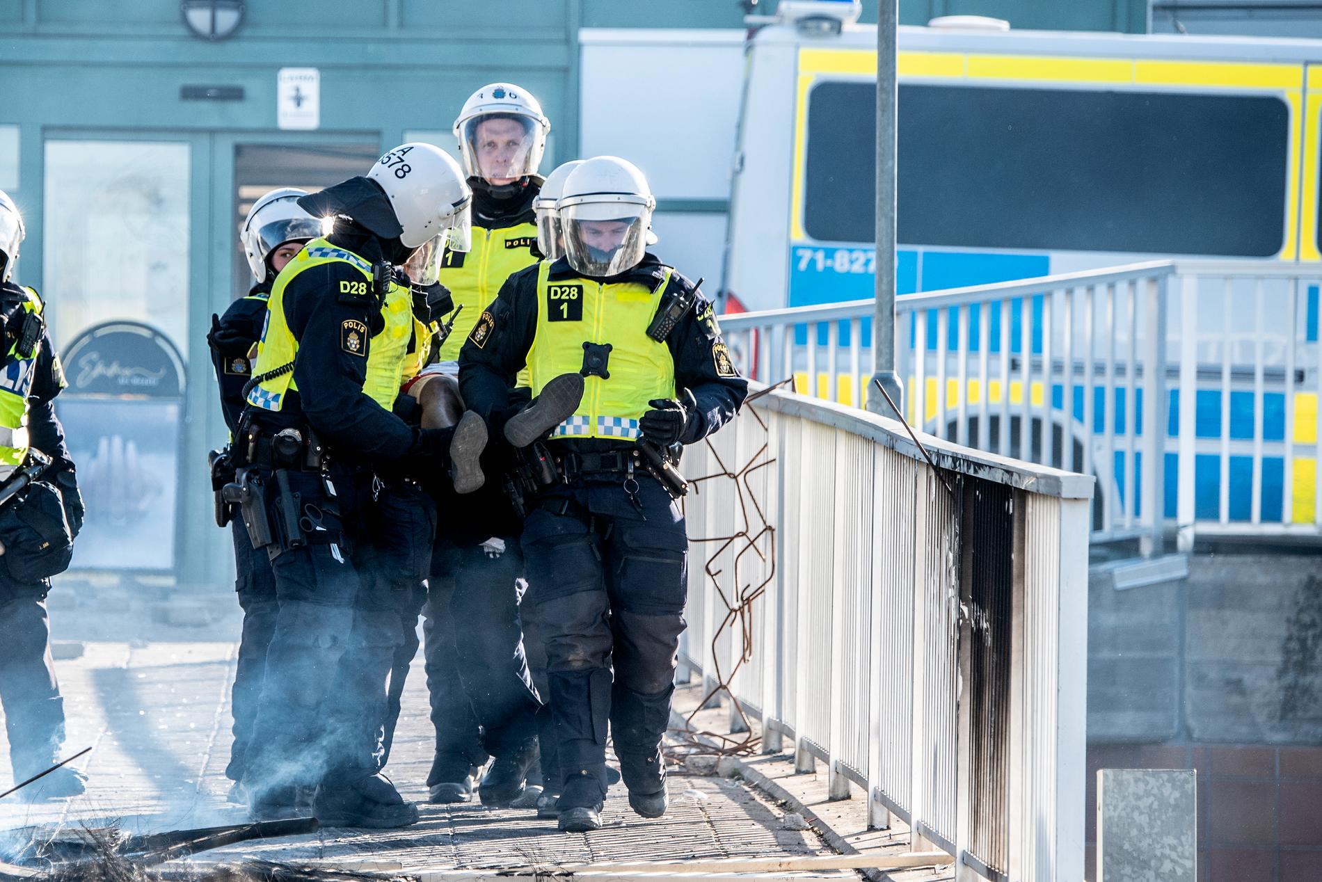 Poliser vid plats på upploppen i Norrköping. 