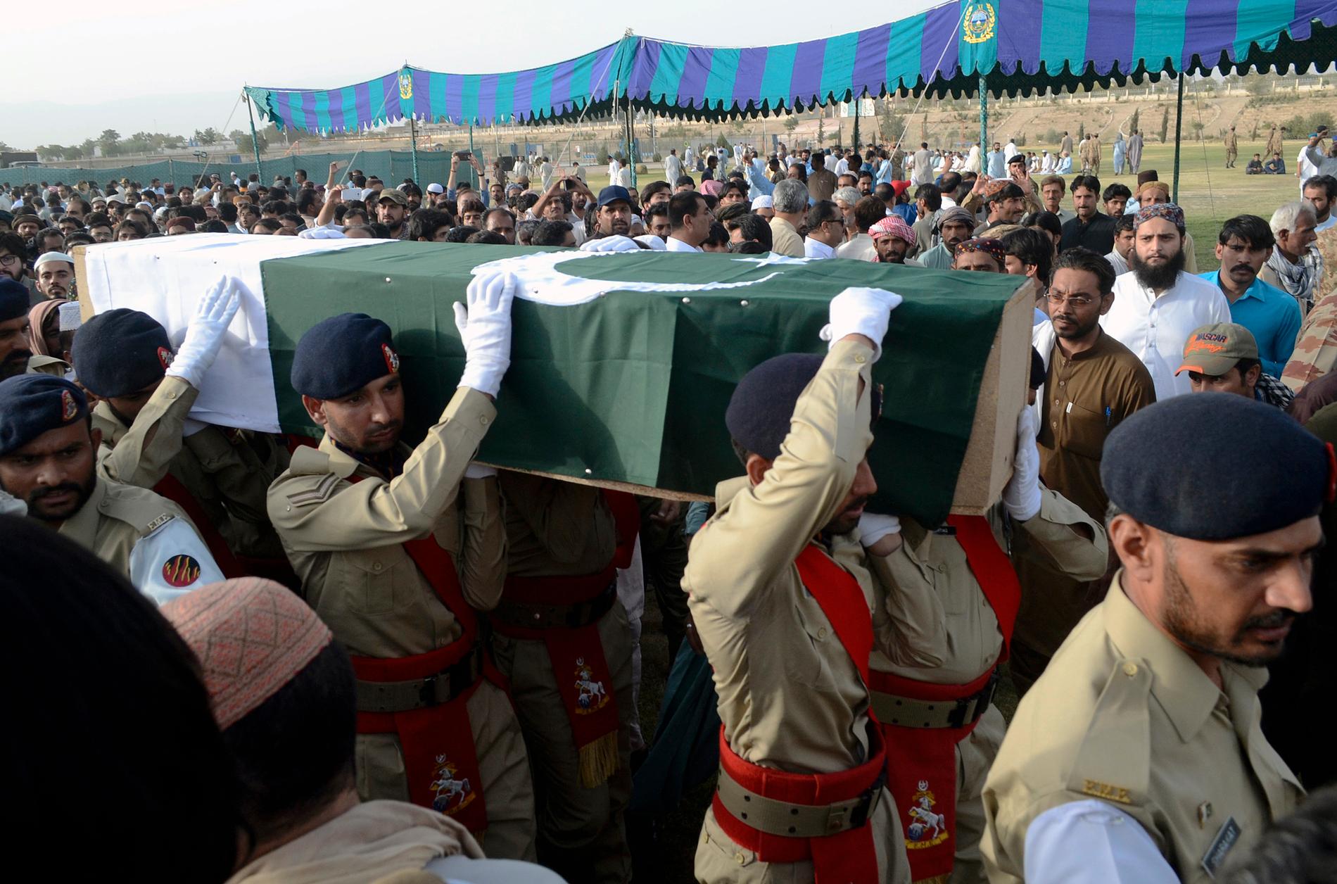Soldater bär kistan vid begravningen av politikern Siraj Raisani, en av 149 personer som dog i fredagens terrordåd i sydvästra Pakistan.