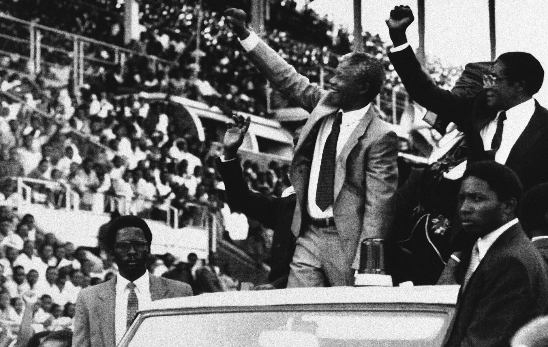 Mugabe med Nelson Mandela i Zimbabwes huvudstad Harare år 1990. Mandela var i staden för att fira en ny helgdag i Zimbabwe: Mandela Day.